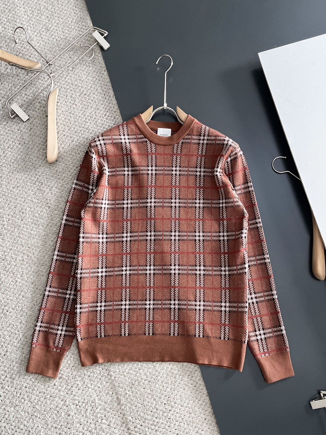 NO:610672,Burberry 2025 autumn and winter new wool sweater. High-quality Italian imported wool blended fabrics, high-density knitting, fashionable and versatile sweater, very handsome. The classic logo is more durable and less likely to deform. The counter version can be easily held in various styles. The classic fashion style that is sought after every year has become popular all over the world!  Size M-3XL (please state your height and weight when placing an order),,burberry,burberry,sweaters,alexander wang19860909Burberry 巴宝莉 2025秋冬新款羊毛毛衣 高品质意大利进口羊毛混纺面料,高密度针织,时尚百搭毛衣,帅气十足.经典Logo标志 更耐穿更加不易变形,专柜版型,各种风格都能轻松Hold住,年年被追捧的经典时尚款 已经风靡全球！ 码数M-3XL(下单请报身高体重),,burberry,burberry,sweaters,alexander wang,Men's clothing