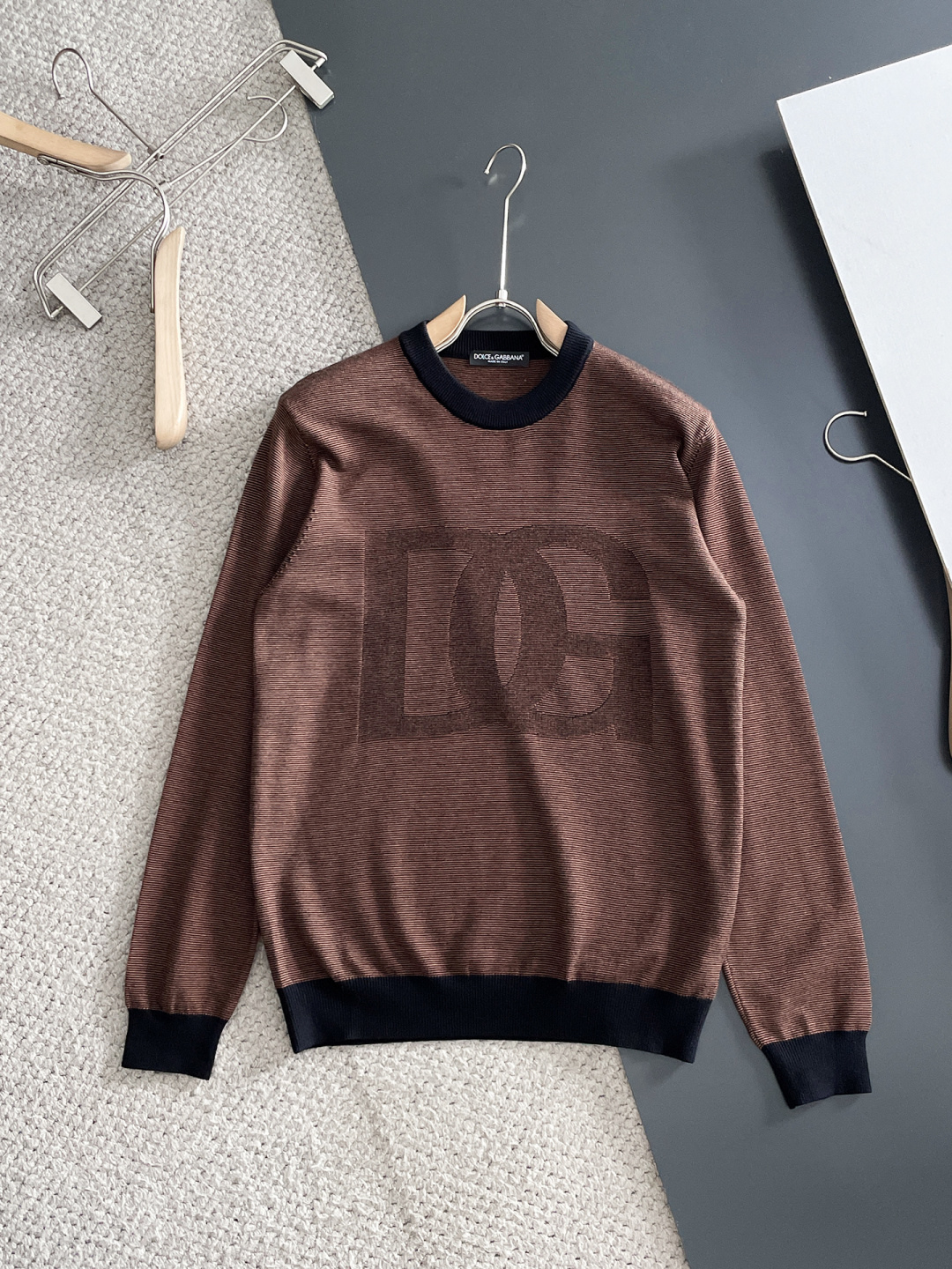 NO:610677,DG 2025 new autumn and winter wool sweater. High-quality Italian imported wool blended fabric, high-density knitting, fashionable and versatile sweater, very handsome. Classic logo logo is more durable and less likely to deform. Counter version, various styles can be easily held. The classic fashion model that is sought after every year has become popular all over the world!  Size M-3XL (please state your height and weight when placing an order),,sweaters,alexander wang19860909DG 2025秋冬新款羊毛毛衣 高品质意大利进口羊毛混纺面料,高密度针织,时尚百搭毛衣,帅气十足.经典Logo标志 更耐穿更加不易变形,专柜版型,各种风格都能轻松Hold住,年年被追捧的经典时尚款 已经风靡全球！ 码数M-3XL(下单请报身高体重),,sweaters,alexander wang,Men's clothing