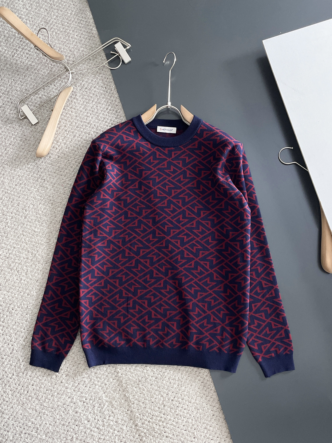 NO:610625,Mengkou 2025 autumn and winter new wool sweater. High-quality Italian imported wool blended fabric, high-density knitting, fashionable and versatile sweater, very handsome. Classic logo logo is more durable and less likely to deform. Counter version, various styles can be easily held. The classic fashion style that is sought after every year has become popular all over the world!  Size M-3XL (please state your height and weight when placing an order),,Moncler,sweaters,alexander wang19860909蒙口 2025秋冬新款羊毛毛衣 高品质意大利进口羊毛混纺面料,高密度针织,时尚百搭毛衣,帅气十足.经典Logo标志 更耐穿更加不易变形,专柜版型,各种风格都能轻松Hold住,年年被追捧的经典时尚款 已经风靡全球！ 码数M-3XL(下单请报身高体重),,Moncler,sweaters,alexander wang,Men's clothing