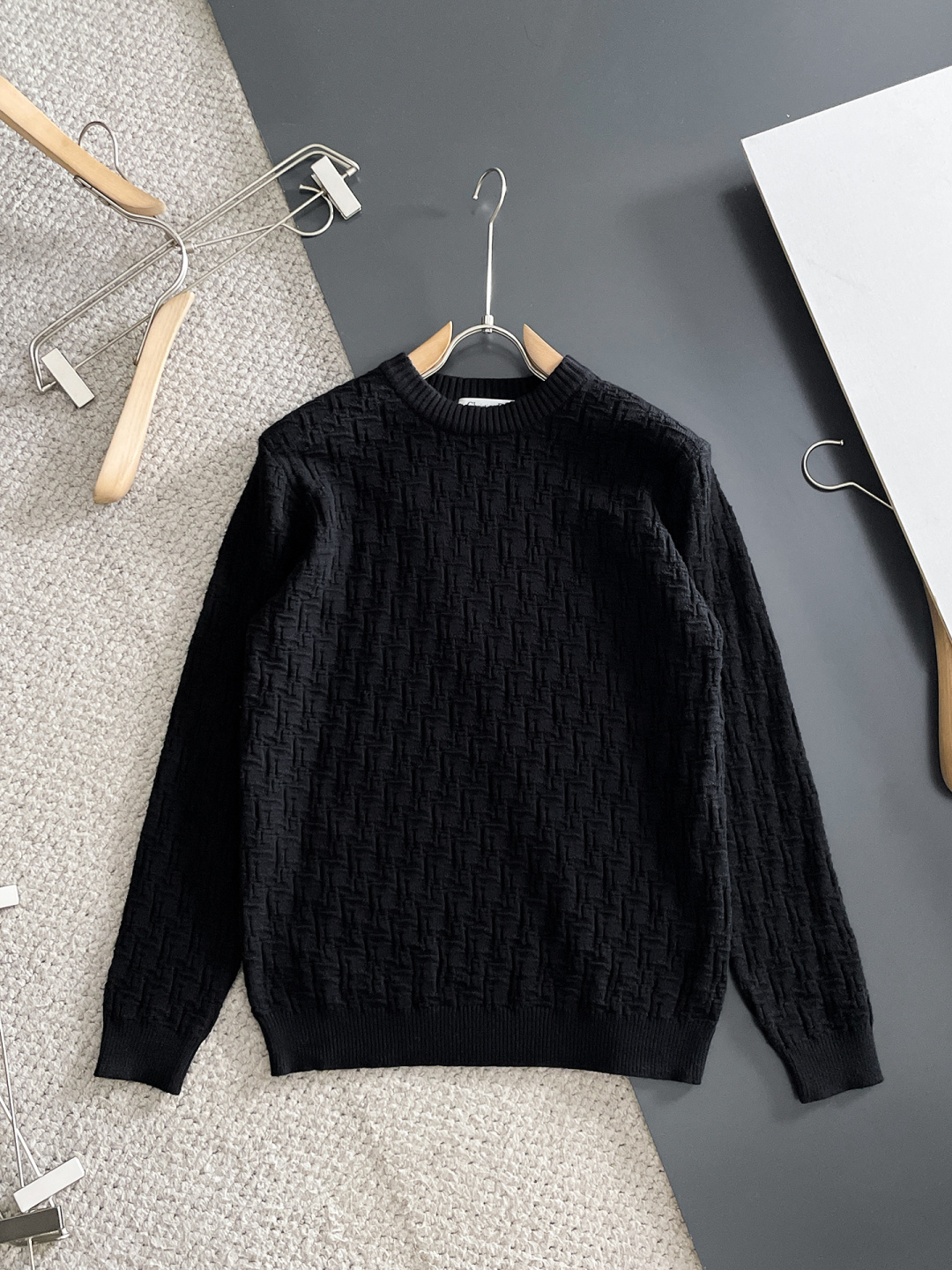 NO:610637,Dior Dior's 2025 autumn and winter new wool sweater. High-quality Italian imported wool blended fabrics, high-density knitting, fashionable and versatile sweater, very handsome. The classic logo is more durable and less likely to deform. The counter version can be easily held in various styles. The classic fashion style that is sought after every year has become popular all over the world!  Size M-3XL (please state your height and weight when placing an order), dior, dior, sweaters, alexander wang19860909Dior 迪奥 2025秋冬新款羊毛毛衣 高品质意大利进口羊毛混纺面料,高密度针织,时尚百搭毛衣,帅气十足.经典Logo标志 更耐穿更加不易变形,专柜版型,各种风格都能轻松Hold住,年年被追捧的经典时尚款 已经风靡全球！ 码数M-3XL(下单请报身高体重),,dior,dior,sweaters,alexander wang,Men's clothing