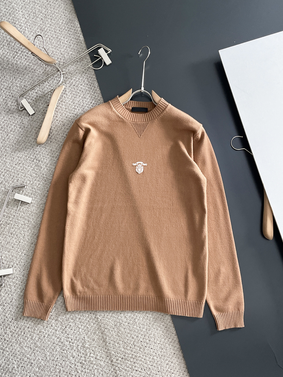 NO:610649,PRADA 2025 autumn and winter new wool sweater. High-quality Italian imported wool blended fabrics, high-density knitting, fashionable and versatile sweater, very handsome. The classic logo is more durable and less likely to deform. The counter version can be easily held in various styles. The classic fashion style that is sought after every year has become popular all over the world!  Size M-3XL (please state your height and weight when placing an order), prada, prada, sweaters, alexander wang19860909PRADA 普拉达 2025秋冬新款羊毛毛衣 高品质意大利进口羊毛混纺面料,高密度针织,时尚百搭毛衣,帅气十足.经典Logo标志 更耐穿更加不易变形,专柜版型,各种风格都能轻松Hold住,年年被追捧的经典时尚款 已经风靡全球！ 码数M-3XL(下单请报身高体重),,prada,prada,sweaters,alexander wang,Men's clothing