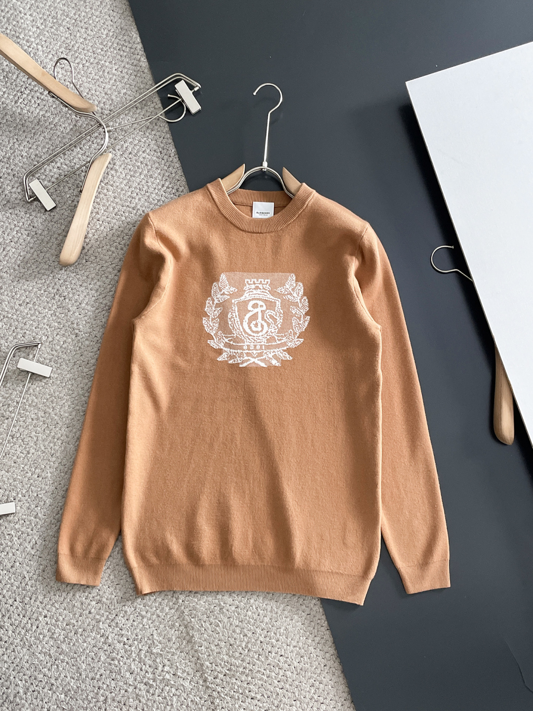 NO:610655,Burberry 2025 autumn and winter new wool sweater. High-quality Italian imported wool blended fabrics, high-density knitting, fashionable and versatile sweater, very handsome. The classic logo is more durable and less likely to deform. The counter version can be easily held in various styles. The classic fashion style that is sought after every year has become popular all over the world!  Size M-3XL (please state your height and weight when placing an order),,burberry,burberry,sweaters,alexander wang19860909Burberry 巴宝莉 2025秋冬新款羊毛毛衣 高品质意大利进口羊毛混纺面料,高密度针织,时尚百搭毛衣,帅气十足.经典Logo标志 更耐穿更加不易变形,专柜版型,各种风格都能轻松Hold住,年年被追捧的经典时尚款 已经风靡全球！ 码数M-3XL(下单请报身高体重),,burberry,burberry,sweaters,alexander wang,Men's clothing