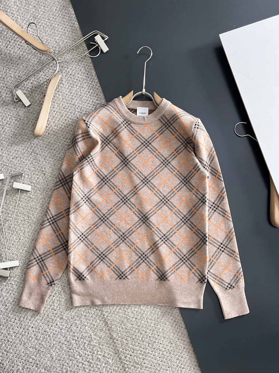 NO:610667,Burberry 2025 autumn and winter new wool sweater. High-quality Italian imported wool blended fabrics, high-density knitting, fashionable and versatile sweater, very handsome. The classic logo is more durable and less likely to deform. The counter version can be easily held in various styles. The classic fashion style that is sought after every year has become popular all over the world!  Size M-3XL (please state your height and weight when placing an order),,burberry,burberry,sweaters,alexander wang19860909Burberry 巴宝莉 2025秋冬新款羊毛毛衣 高品质意大利进口羊毛混纺面料,高密度针织,时尚百搭毛衣,帅气十足.经典Logo标志 更耐穿更加不易变形,专柜版型,各种风格都能轻松Hold住,年年被追捧的经典时尚款 已经风靡全球！ 码数M-3XL(下单请报身高体重),,burberry,burberry,sweaters,alexander wang,Men's clothing