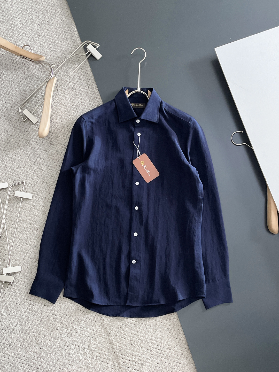 NO:615062,'LP' Original item. Popular model is coming. 2025ss official website new long-sleeved shirt, exquisite embroidered logo, high-end version, counter-customized fabric, high breathability and comfort, precision production, perfect detail processing, brand element design concept, reflecting high quality. Delicate and soft feel!  It presents a casual cut and the upper body shape is awesome!  Size M-3XL,,loro piana,shirts,alexander wang19860909《LP》 原单货.爆款来袭 2025ss官网新款长袖 衬衫 衬衣,精美刺绣Logo 高端版本,专柜定制面料 透气舒适度高,精工制作,细节处理完美无可挑剔,品牌元素设计理念,体现高品质.手感细腻柔软！呈现休闲裁剪,上身版型超赞！码数M-3XL,,loro piana,shirts,alexander wang,Men's clothing