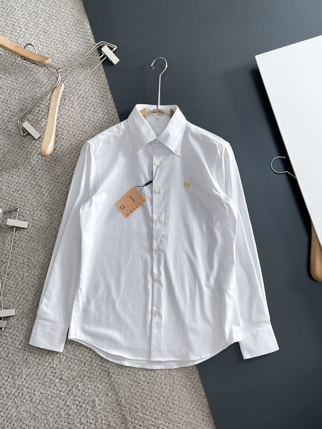 NO:615077,'miu miu' Original single goods. Popular items are coming. 2025ss official website new long-sleeved shirts, exquisite embroidered logo high-end version, counter custom fabrics, high breathability and comfort, precision production, perfect detail processing, brand element design concept, reflecting high quality. Delicate and soft touch!  It presents a casual cut and the upper body shape is awesome!  Size M-3XL,,miumiu,shirts,alexander wang19860909《miu miu》 原单货.爆款来袭 2025ss官网新款长袖 衬衫 衬衣,精美刺绣Logo 高端版本,专柜定制面料 透气舒适度高,精工制作,细节处理完美无可挑剔,品牌元素设计理念,体现高品质.手感细腻柔软！呈现休闲裁剪,上身版型超赞！码数M-3XL,,miumiu,shirts,alexander wang,Men's clothing