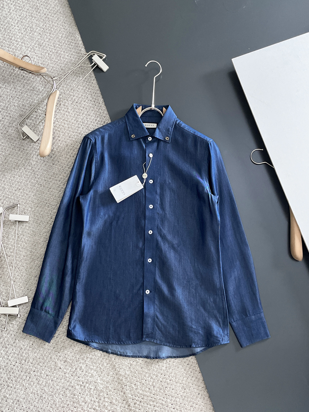 NO:615086,'GUCCI Gucci' original single goods. Hot sale is coming. 2025ss official website new long-sleeved shirt, exquisite embroidered logo high-end version, counter-customized fabric. High breathability and comfort, precision production, perfect detail processing, brand element design concept, reflecting high quality. Delicate and soft touch!  It presents a casual cut and the upper body shape is awesome!  Size M-3XL,,gucci,shirts,alexander wang19860909《GUCCI 古奇》 原单货.爆款来袭 2025ss官网新款长袖 衬衫 衬衣,精美刺绣Logo 高端版本,专柜定制面料 透气舒适度高,精工制作,细节处理完美无可挑剔,品牌元素设计理念,体现高品质.手感细腻柔软！呈现休闲裁剪,上身版型超赞！码数M-3XL,,gucci,shirts,alexander wang,Men's clothing