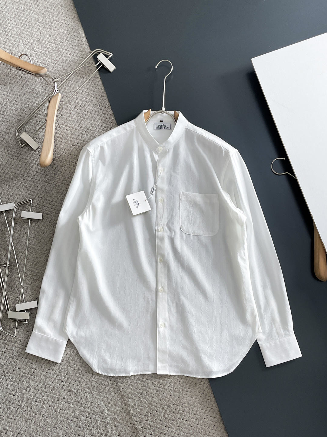 NO:615082,'Hermès' original order. Hot sale coming. 2025ss official website new long-sleeved shirt, exquisite embroidered logo high-end version, counter customized fabric. High breathability and comfort, precision production, perfect detail processing, brand element design concept, reflecting high quality. Delicate and soft touch!  It presents a casual cut and the upper body shape is awesome!  Size M-3XL,,hermes,shirts,alexander wang19860909《爱马仕》 原单货.爆款来袭 2025ss官网新款长袖 衬衫 衬衣,精美刺绣Logo 高端版本,专柜定制面料 透气舒适度高,精工制作,细节处理完美无可挑剔,品牌元素设计理念,体现高品质.手感细腻柔软！呈现休闲裁剪,上身版型超赞！码数M-3XL,,hermes,shirts,alexander wang,Men's clothing