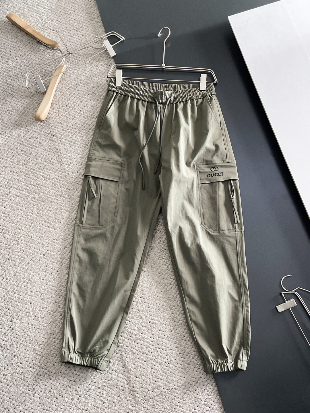 NO:645903,GUCCI Gucci new autumn and winter casual pants, loose wide-leg pants, loose enough to modify various leg shapes, work pocket casual style, simple but not simple, classic yet fashionable, the fabric is quite wide and stylish, the latest style work pants and sweatpants, side three-dimensional pocket design dominates the overall work wear tone, iconic logo on the front and rear pockets  The overall geometric sense is very strong, which is particularly eye-catching in the minimalist silhouette. The waist adopts an elastic waist design for comfortable wearing, which is the finishing touch. The high-count Xinjiang long-staple cotton fabric is soft, comfortable, versatile and stylish!  Size M-3XL,,gucci,alexander wang19860909GUCCI 古奇 秋冬新款休闲裤 宽松阔腿裤型 宽松有度可修饰各种腿型 工装口袋休闲风 简约而不简单 经典又不失时尚感 面料挺阔有型 最新风格工装裤卫裤 侧边立体感口袋设计 主导了整体的工装调性,前后口袋标志性logo 整体几何感极强,在极简的轮廓中尤为吸睛.腰部采用的是为舒适穿着而生的松紧腰围设计,点睛效果到位.高支新疆长绒棉面料 柔软舒适 百搭有型！码数M-3XL,,gucci,alexander wang,Men's clothing