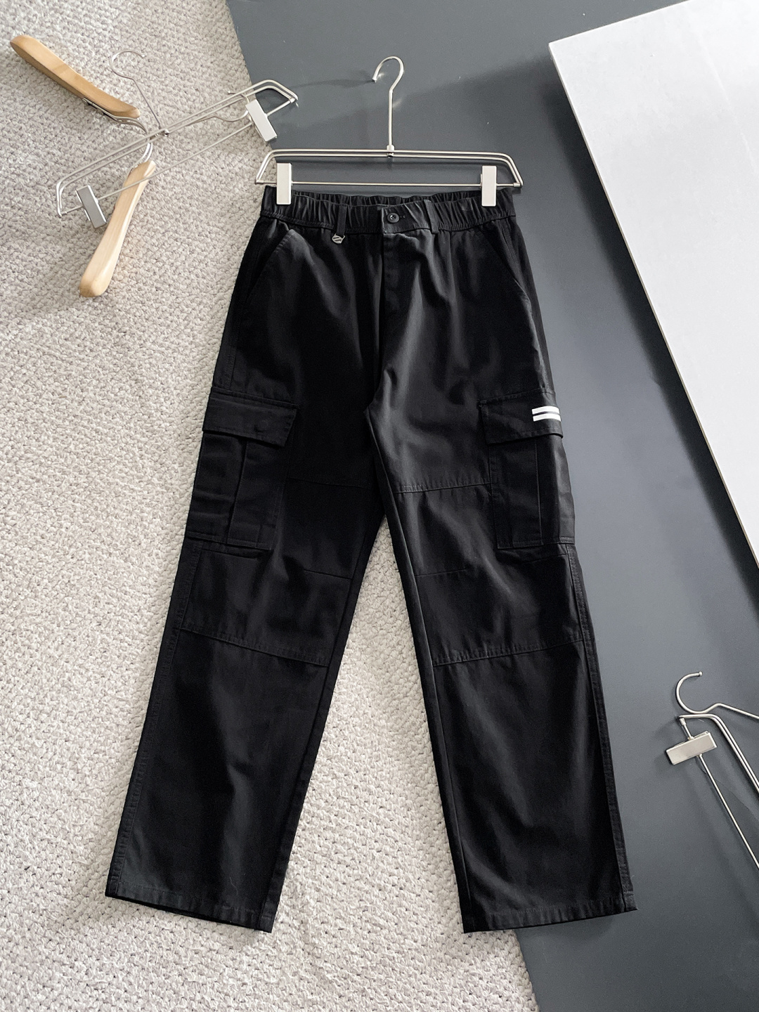 NO:645912,Ermenegildo Zegna's new autumn and winter casual pants, loose wide-leg pants, loose enough to modify various leg shapes, casual style with work pockets, simple but not simple, classic yet fashionable, the fabric is quite wide and stylish, the latest style work pants and sweatpants, the side three-dimensional pocket design dominates the overall work wear tone, and the iconic logo on the front and rear pockets  The overall geometric sense is very strong, which is particularly eye-catching in the minimalist silhouette. The waist adopts an elastic waist design for comfortable wearing, which is the finishing touch. The high-count Xinjiang long-staple cotton fabric is soft, comfortable, versatile and stylish!  Size M-3XL,,zegna,alexander wang19860909杰尼亚 秋冬新款休闲裤 宽松阔腿裤型 宽松有度可修饰各种腿型 工装口袋休闲风 简约而不简单 经典又不失时尚感 面料挺阔有型 最新风格工装裤卫裤 侧边立体感口袋设计 主导了整体的工装调性,前后口袋标志性logo 整体几何感极强,在极简的轮廓中尤为吸睛.腰部采用的是为舒适穿着而生的松紧腰围设计,点睛效果到位.高支新疆长绒棉面料 柔软舒适 百搭有型！码数M-3XL,,zegna,alexander wang,Men's clothing