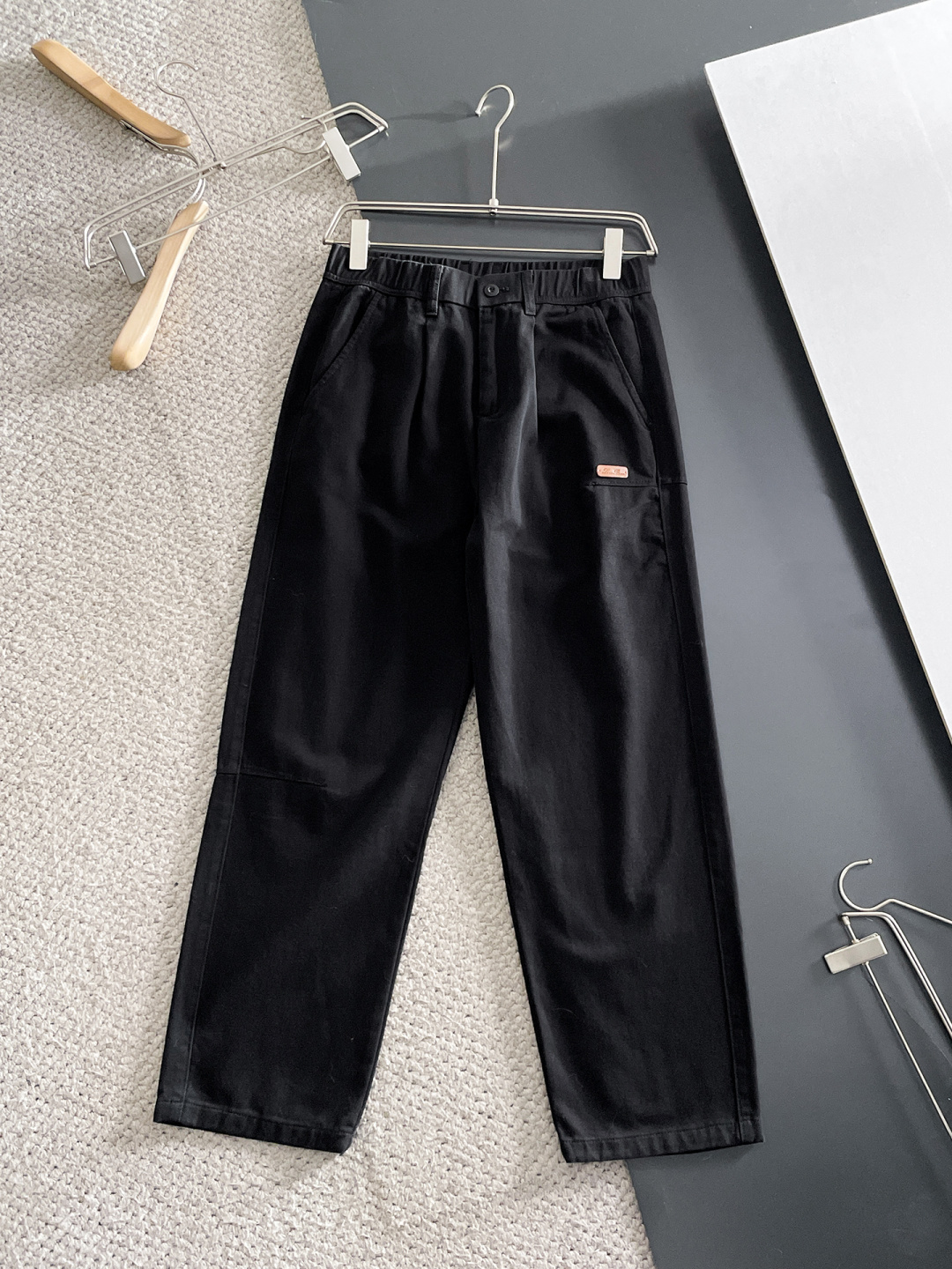 NO:645916,LP new autumn and winter casual pants, loose wide-leg pants, loose enough to modify various leg shapes, work pocket casual style, simple but not simple, classic yet fashionable, the fabric is quite wide and stylish, the latest style work pants and sweatpants, side three-dimensional pocket design dominates the overall work wear tone, iconic logo on the front and rear pockets  The overall geometric sense is very strong, which is particularly eye-catching in the minimalist silhouette. The waist adopts an elastic waist design for comfortable wearing, which is the finishing touch. The high-count Xinjiang long-staple cotton fabric is soft, comfortable, versatile and stylish!  Size M-3XL,,loro piana,alexander wang19860909LP 秋冬新款休闲裤 宽松阔腿裤型 宽松有度可修饰各种腿型 工装口袋休闲风 简约而不简单 经典又不失时尚感 面料挺阔有型 最新风格工装裤卫裤 侧边立体感口袋设计 主导了整体的工装调性,前后口袋标志性logo 整体几何感极强,在极简的轮廓中尤为吸睛.腰部采用的是为舒适穿着而生的松紧腰围设计,点睛效果到位.高支新疆长绒棉面料 柔软舒适 百搭有型！码数M-3XL,,loro piana,alexander wang,Men's clothing