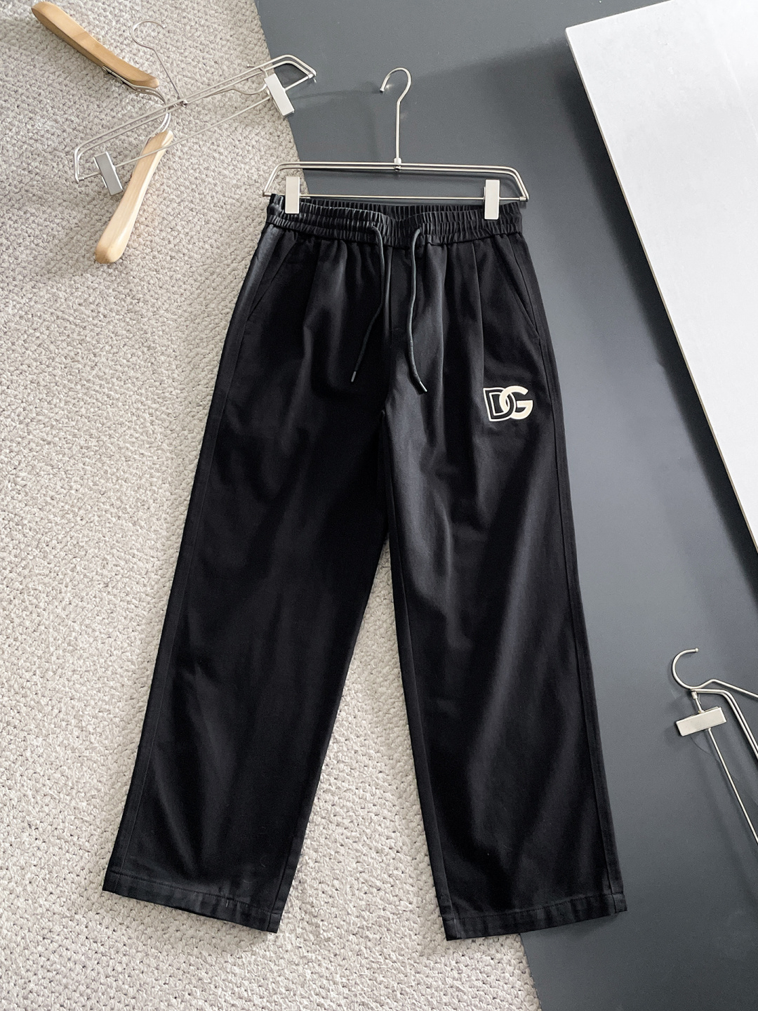 NO:645920,DG 2025 autumn and winter new casual pants, loose wide-leg pants, loose enough to modify various leg shapes, work pocket casual style, simple but not simple, classic yet fashionable, the fabric is quite wide and stylish, the latest style work pants, three-dimensional side pocket design dominates the overall work wear tone, 608 front and rear pockets iconic logo  The overall geometric sense is very strong, which is particularly eye-catching in the minimalist silhouette. The waist adopts an elastic waist design for comfortable wearing, which is the finishing touch. The high-count Xinjiang long-staple cotton fabric is soft, comfortable, versatile and stylish!  Size M-3XL,,alexander wang19860909DG 2025秋冬新款休闲裤 宽松阔腿裤型 宽松有度可修饰各种腿型 工装口袋休闲风 简约而不简单 经典又不失时尚感 面料挺阔有型 最新风格工装裤卫裤 侧边立体感口袋设计 主导了整体的工装调性,608前后口袋标志性logo 整体几何感极强,在极简的轮廓中尤为吸睛.腰部采用的是为舒适穿着而生的松紧腰围设计,点睛效果到位.高支新疆长绒棉面料 柔软舒适 百搭有型！码数M-3XL,,alexander wang,Men's clothing