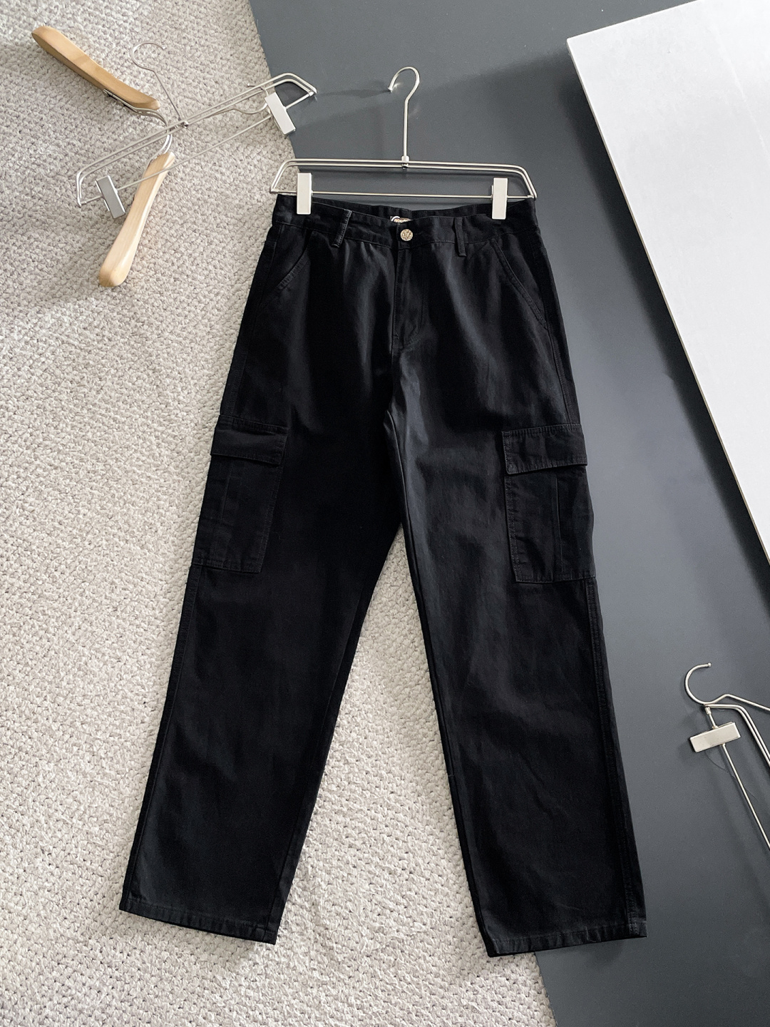 NO:645924,Cavalli 2025 autumn and winter new casual pants, loose wide-leg pants, loose enough to modify various leg shapes, work pocket casual style, simple but not simple, classic yet fashionable, the fabric is quite wide and stylish, the latest style work pants and sweatpants, side three-dimensional pocket design dominates the overall work wear tone, 608 front and rear pockets iconic logo  The overall geometric sense is very strong, which is particularly eye-catching in the minimalist silhouette. The waist adopts an elastic waist design for comfortable wearing, which is the finishing touch. The high-count Xinjiang long-staple cotton fabric is soft, comfortable, versatile and stylish!  Size M-3XL,,alexander wang19860909卡沃莉 2025秋冬新款休闲裤 宽松阔腿裤型 宽松有度可修饰各种腿型 工装口袋休闲风 简约而不简单 经典又不失时尚感 面料挺阔有型 最新风格工装裤卫裤 侧边立体感口袋设计 主导了整体的工装调性,608前后口袋标志性logo 整体几何感极强,在极简的轮廓中尤为吸睛.腰部采用的是为舒适穿着而生的松紧腰围设计,点睛效果到位.高支新疆长绒棉面料 柔软舒适 百搭有型！码数M-3XL,,alexander wang,Men's clothing
