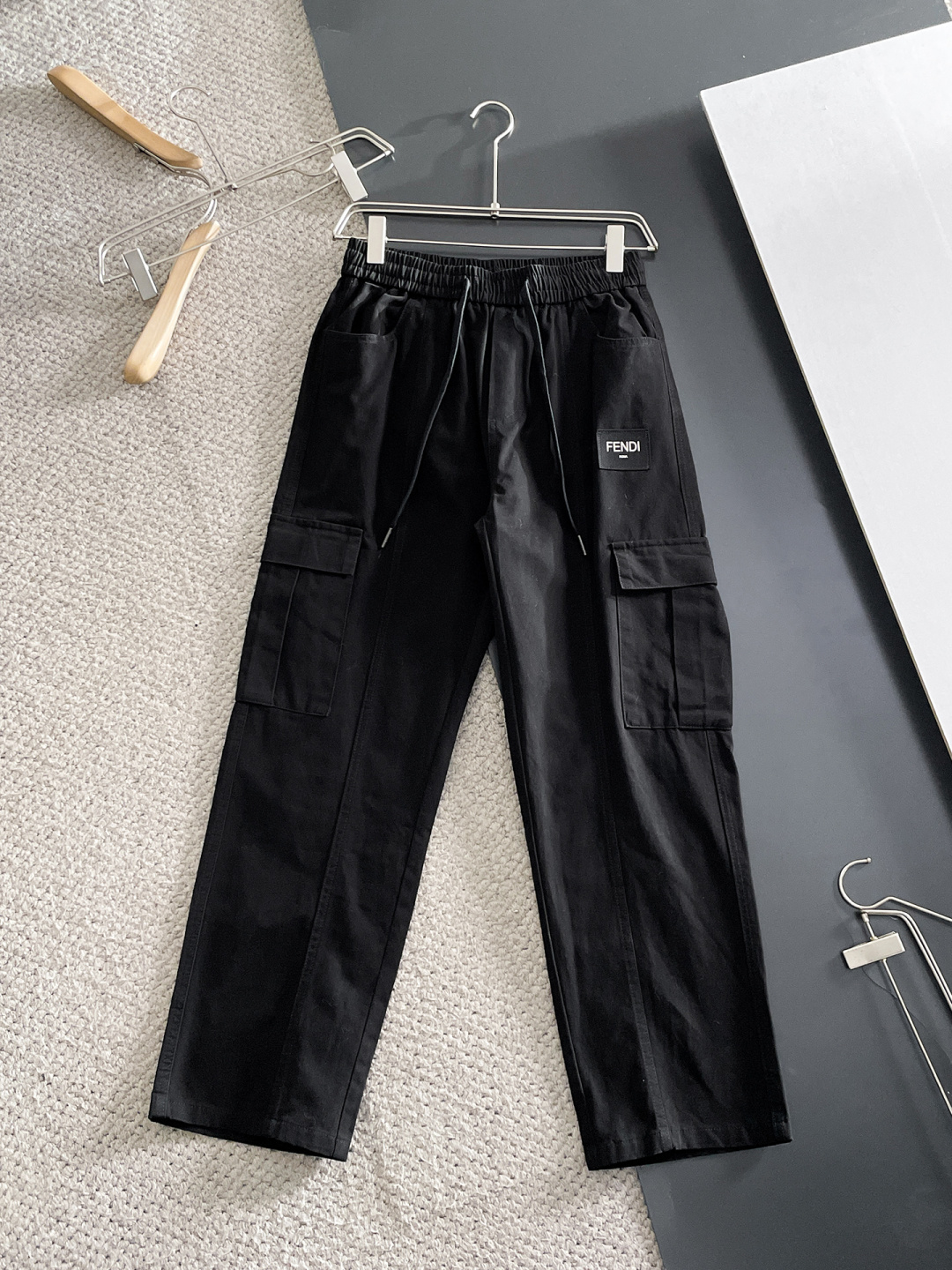 NO:645930,FENDI Fendi 2025 autumn and winter new casual pants, loose wide-leg pants, loose enough to modify various leg shapes, work pocket casual style, simple but not simple, classic yet fashionable, the fabric is quite wide and stylish, the latest style work pants and sweatpants, side three-dimensional pocket design dominates the overall work wear tone, 608 front and rear pockets iconic logo  The overall geometric sense is very strong, which is particularly eye-catching in the minimalist silhouette. The waist adopts an elastic waist design for comfortable wearing, which is the finishing touch. The high-count Xinjiang long-staple cotton fabric is soft, comfortable, versatile and stylish!  Size M-3XL,,fendi,fendi,alexander wang19860909FENDI 芬迪 2025秋冬新款休闲裤 宽松阔腿裤型 宽松有度可修饰各种腿型 工装口袋休闲风 简约而不简单 经典又不失时尚感 面料挺阔有型 最新风格工装裤卫裤 侧边立体感口袋设计 主导了整体的工装调性,608前后口袋标志性logo 整体几何感极强,在极简的轮廓中尤为吸睛.腰部采用的是为舒适穿着而生的松紧腰围设计,点睛效果到位.高支新疆长绒棉面料 柔软舒适 百搭有型！码数M-3XL,,fendi,fendi,alexander wang,Men's clothing