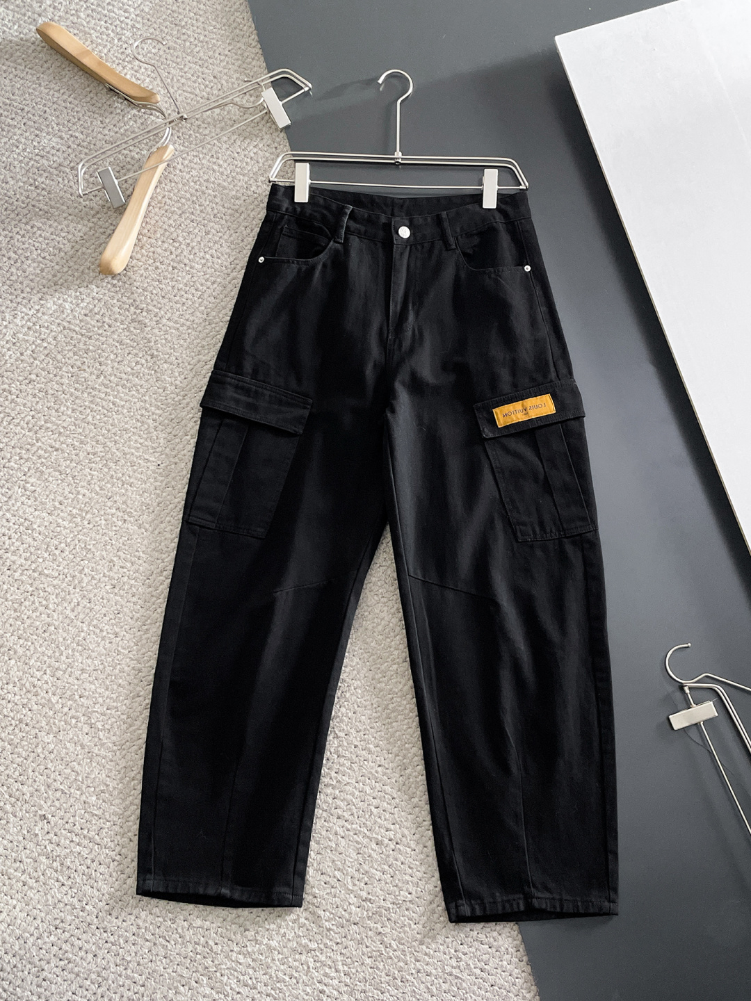 NO:645936,LV 2025 autumn and winter new casual pants, loose wide-leg pants, loose enough to modify various leg shapes, work pocket casual style, simple but not simple, classic yet fashionable, the fabric is quite wide and stylish, the latest style work pants and sweatpants, the side three-dimensional pocket design dominates the overall work wear tone, 608 front and rear pockets iconic logo  The overall geometric sense is very strong, which is particularly eye-catching in the minimalist silhouette. The waist adopts an elastic waist design for comfortable wearing, which is the finishing touch. The high-count Xinjiang long-staple cotton fabric is soft, comfortable, versatile and stylish!  Size M-3XL,,louis vuitton,alexander wang19860909LV 2025秋冬新款休闲裤 宽松阔腿裤型 宽松有度可修饰各种腿型 工装口袋休闲风 简约而不简单 经典又不失时尚感 面料挺阔有型 最新风格工装裤卫裤 侧边立体感口袋设计 主导了整体的工装调性,608前后口袋标志性logo 整体几何感极强,在极简的轮廓中尤为吸睛.腰部采用的是为舒适穿着而生的松紧腰围设计,点睛效果到位.高支新疆长绒棉面料 柔软舒适 百搭有型！码数M-3XL,,louis vuitton,alexander wang,Men's clothing