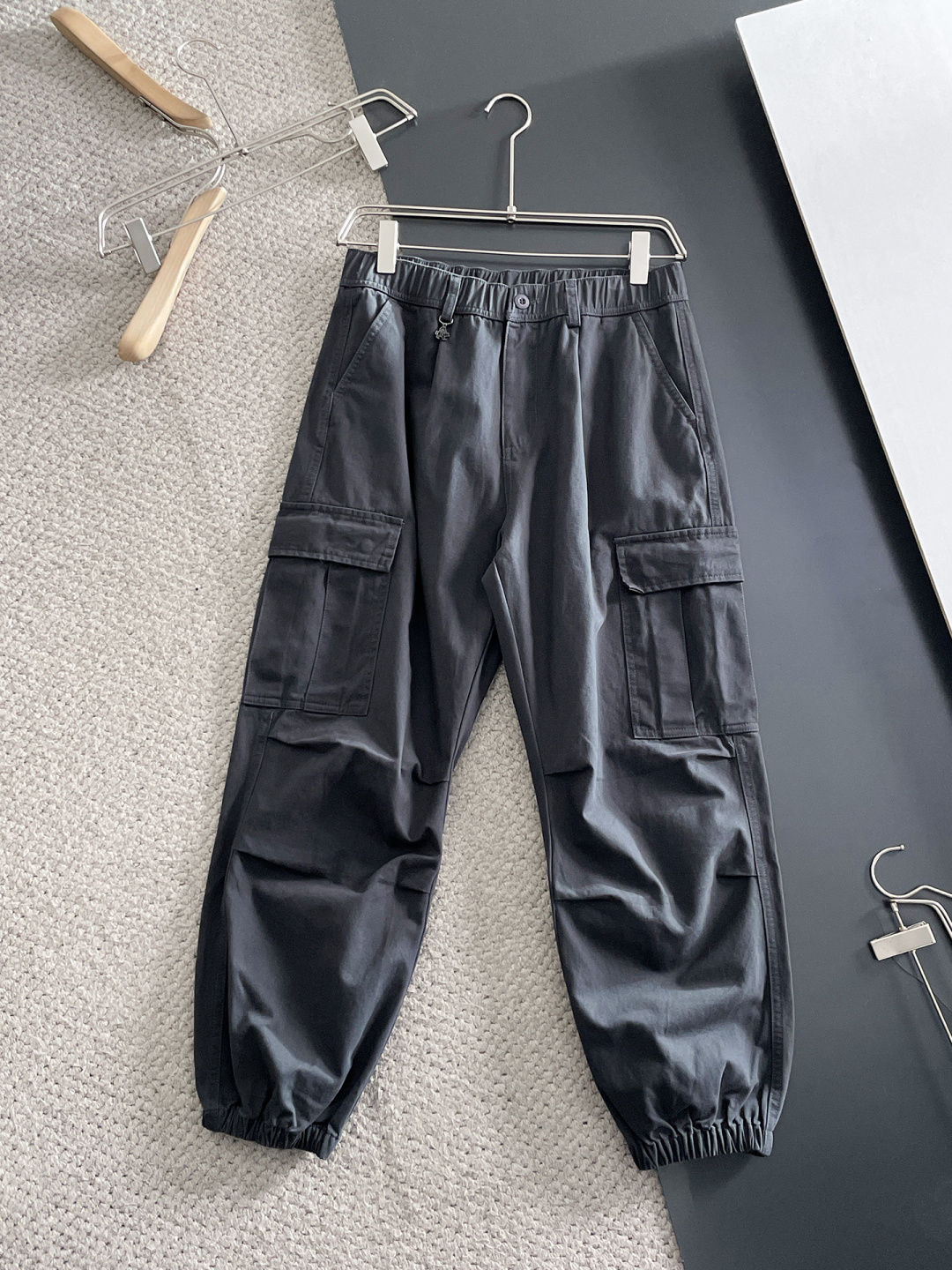 NO:645942,PRADA 2025 autumn and winter new casual pants, loose wide-leg pants, loose enough to modify various leg shapes, work pocket casual style, simple but not simple, classic yet fashionable, the fabric is quite wide and stylish, the latest style work pants and sweatpants, the side three-dimensional pocket design dominates the overall work wear tone, 608 front and rear pockets iconic logo  The overall geometric sense is very strong, which is particularly eye-catching in the minimalist silhouette. The waist adopts an elastic waist design for comfortable wearing, which is the finishing touch. The high-count Xinjiang long-staple cotton fabric is soft, comfortable, versatile and stylish!  Size M-3XL,,prada,prada,alexander wang19860909PRADA 普拉达 2025秋冬新款休闲裤 宽松阔腿裤型 宽松有度可修饰各种腿型 工装口袋休闲风 简约而不简单 经典又不失时尚感 面料挺阔有型 最新风格工装裤卫裤 侧边立体感口袋设计 主导了整体的工装调性,608前后口袋标志性logo 整体几何感极强,在极简的轮廓中尤为吸睛.腰部采用的是为舒适穿着而生的松紧腰围设计,点睛效果到位.高支新疆长绒棉面料 柔软舒适 百搭有型！码数M-3XL,,prada,prada,alexander wang,Men's clothing
