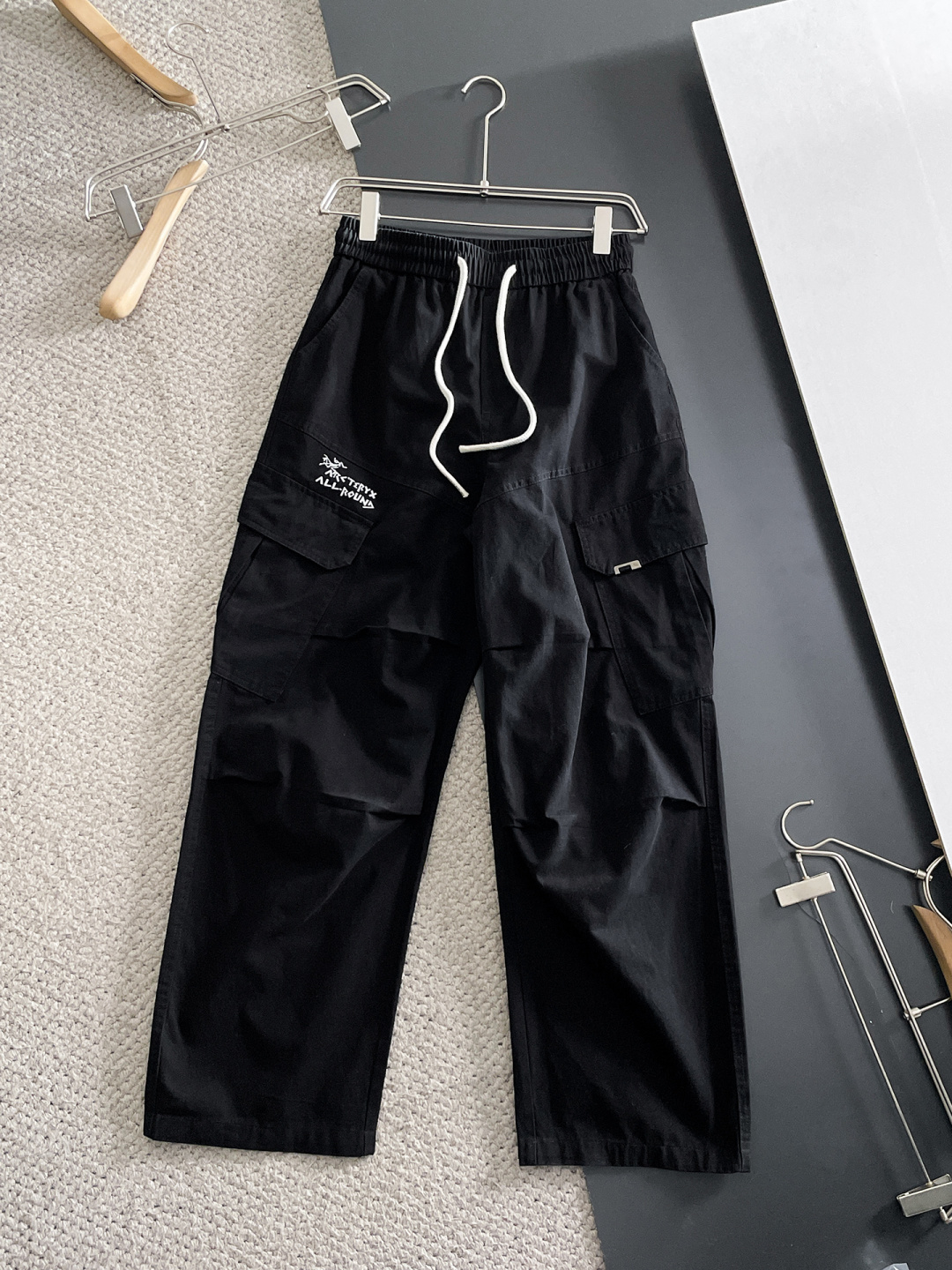 NO:645948,Arc'teryx 2025 autumn and winter new casual pants. Loose wide-leg pants. Loose enough to modify various leg shapes. Work pocket casual style. Simple but not simple. Classic yet fashionable. The fabric is quite wide and stylish. The latest style work pants and sweatpants. Side three-dimensional pocket design dominates the overall work wear tone. 608 iconic logo on front and rear pockets.  The overall geometric sense is very strong, which is particularly eye-catching in the minimalist silhouette. The waist adopts an elastic waist design for comfortable wearing, which is the finishing touch. The high-count Xinjiang long-staple cotton fabric is soft, comfortable, versatile and stylish!  Size M-3XL,arc'teryx,alexander wang19860909始祖鸟 2025秋冬新款休闲裤 宽松阔腿裤型 宽松有度可修饰各种腿型 工装口袋休闲风 简约而不简单 经典又不失时尚感 面料挺阔有型 最新风格工装裤卫裤 侧边立体感口袋设计 主导了整体的工装调性,608前后口袋标志性logo 整体几何感极强,在极简的轮廓中尤为吸睛.腰部采用的是为舒适穿着而生的松紧腰围设计,点睛效果到位.高支新疆长绒棉面料 柔软舒适 百搭有型！码数M-3XL,arc'teryx,alexander wang,Men's clothing