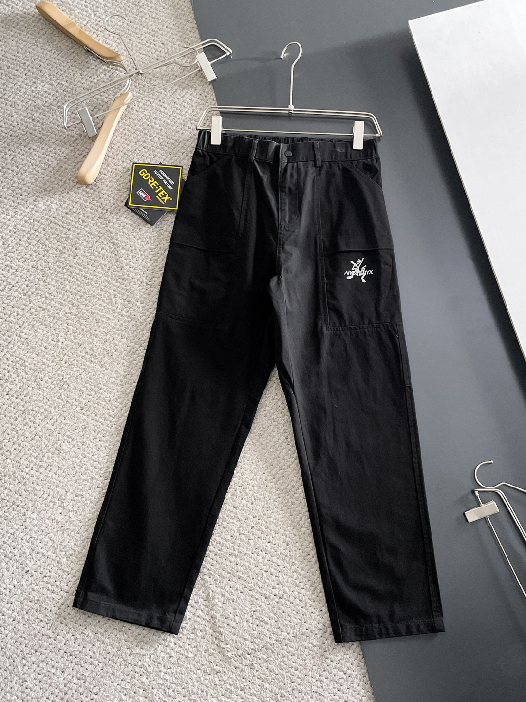 NO:703737,[Support for exchange after the end of the year] Arc'teryx 2025 new autumn and winter casual pants, loose wide-leg pants, loose enough to modify various leg shapes, work pocket casual style, simple but not simple, classic yet fashionable, the fabric is quite wide and stylish, the latest style work pants and sweatpants, side three-dimensional pocket design dominates the overall work wear tone, 608 front and rear pockets iconic logo  The overall geometric sense is very strong, which is particularly eye-catching in the minimalist silhouette. The waist adopts an elastic waist design for comfortable wearing, which is the finishing touch. The high-count Xinjiang long-staple cotton fabric is soft, comfortable, versatile and stylish!  Size M-3XL,arc'teryx,19860909【支持年后退换】 始祖鸟 2025秋冬新款休闲裤 宽松阔腿裤型 宽松有度可修饰各种腿型 工装口袋休闲风 简约而不简单 经典又不失时尚感 面料挺阔有型 最新风格工装裤卫裤 侧边立体感口袋设计 主导了整体的工装调性,608前后口袋标志性logo 整体几何感极强,在极简的轮廓中尤为吸睛.腰部采用的是为舒适穿着而生的松紧腰围设计,点睛效果到位.高支新疆长绒棉面料 柔软舒适 百搭有型！码数M-3XL,arc'teryx,,Men's clothing