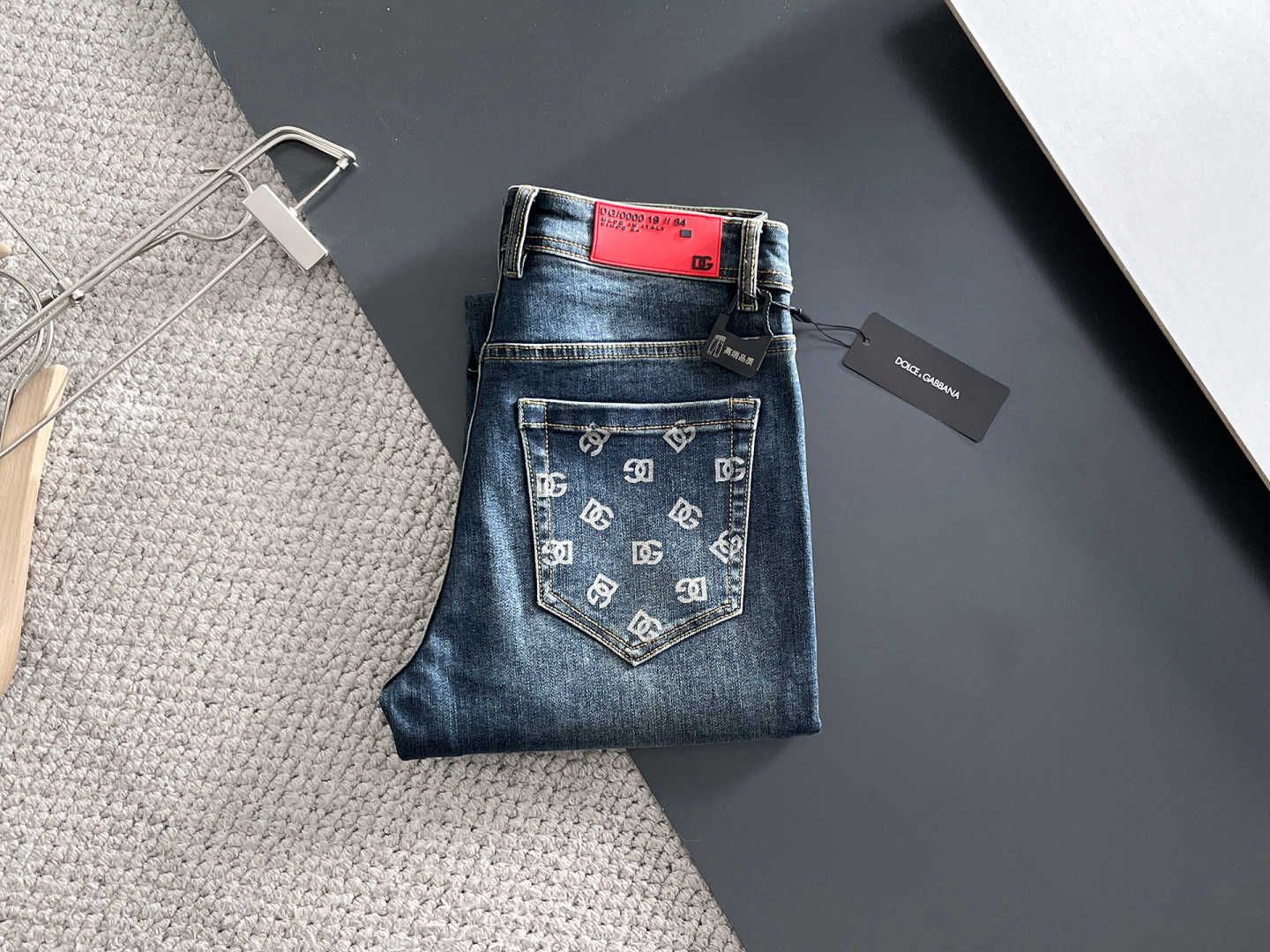 NO:682534,DG men's fashionable and trendy jeans, official album and poster wear style!  High-grade imported denim raw color fabrics are supplied to customers, and the pure 13oz denim fabrics from Okayama, Japan are specially selected. Heavy-duty environmentally friendly plant enzyme washing process is used. The texture has a light retro color, which is quite beautiful and is very suitable for autumn and winter color matching. The fabric is soft and delicate after washing, but has strong bones and a slight stretch, providing an excellent comfortable experience. There is no damage from any technological elements throughout the body, retaining the purest tannin color!  The details throughout the body are perfect, exquisite and sophisticated. The latest leather label on the waist highlights the brand's characteristics. The hardware accessories, leather label and wiring all reflect the craftsmanship!  The silhouette is perfectly tailored and has excellent butt lift and slimming effect. It can be easily matched with any top in the wardrobe. It has wide compatibility and is suitable for various daily wear. The upper body is full of style. It is a must-have trousers for those who are obsessed with quality control and 1V!  Size 29-38 No 35 37,,jeans,19860909DG 男士时尚潮流牛仔裤,官宣画册海报穿搭款！ 客供高级进口的丹宁原色面料,特选日本冈山纯正13oz 盎司牛仔布料,重磅环保植物酵素水洗工艺,肌理有着淡淡的复古色彩,相当漂亮,极符合秋冬的配色,面料经过水洗后柔软细腻,但筋骨感极强,且略带弹力,提供了绝佳的舒适体验,通身无任何工艺元素破坏,保留了最纯粹的丹宁本色！通身细节完美如斯,精湛且考究,最新的腰部皮标彰显了品牌特质,五金配件、皮标、走线无不体现出匠心工艺！版型剪裁完美,提臀修身效果绝佳,可轻松横扫衣橱任何的上装搭配,兼容性广泛,满足于日常各种穿搭,上身型款十足,于品质控及1V迷控者必入型裤装！ 尺码29-38 无35 37,,jeans,,Men's clothing