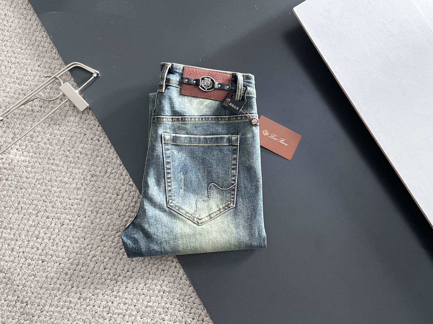 NO:682529,LP men's fashionable and trendy jeans, official album and poster outfit style!  High-grade imported denim raw color fabrics are supplied to customers, and the pure 13oz denim fabrics from Okayama, Japan are specially selected. Heavy-duty environmentally friendly plant enzyme washing process is used. The texture has a light retro color, which is quite beautiful and is very suitable for autumn and winter color matching. The fabric is soft and delicate after washing, but has strong bones and a slight stretch, providing an excellent comfortable experience. There is no damage from any technological elements throughout the body, retaining the purest tannin color!  The details throughout the body are perfect, exquisite and sophisticated. The latest leather label on the waist highlights the brand's characteristics. The hardware accessories, leather label and wiring all reflect the craftsmanship!  The silhouette is perfectly tailored and has excellent butt lift and slimming effect. It can be easily matched with any top in the wardrobe. It has wide compatibility and is suitable for various daily wear. The upper body is full of style. It is a must-have trousers for those who are obsessed with quality control and 1V!  Size 29-38 No 35 37,,loro piana,jeans,19860909LP 男士时尚潮流牛仔裤,官宣画册海报穿搭款！ 客供高级进口的丹宁原色面料,特选日本冈山纯正13oz 盎司牛仔布料,重磅环保植物酵素水洗工艺,肌理有着淡淡的复古色彩,相当漂亮,极符合秋冬的配色,面料经过水洗后柔软细腻,但筋骨感极强,且略带弹力,提供了绝佳的舒适体验,通身无任何工艺元素破坏,保留了最纯粹的丹宁本色！通身细节完美如斯,精湛且考究,最新的腰部皮标彰显了品牌特质,五金配件、皮标、走线无不体现出匠心工艺！版型剪裁完美,提臀修身效果绝佳,可轻松横扫衣橱任何的上装搭配,兼容性广泛,满足于日常各种穿搭,上身型款十足,于品质控及1V迷控者必入型裤装！ 尺码29-38 无35 37,,loro piana,jeans,,Men's clothing