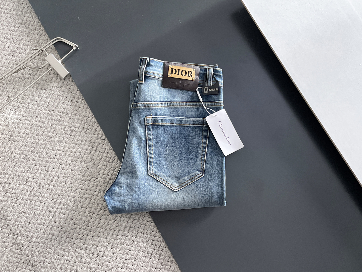 NO:682570,Dior Dior men's fashionable and trendy jeans, official album and poster wear style!  High-grade imported denim raw color fabrics are supplied to customers, and the pure 13oz denim fabrics from Okayama, Japan are specially selected. Heavy-duty environmentally friendly plant enzyme washing process is used. The texture has a light retro color, which is quite beautiful and is very suitable for autumn and winter color matching. The fabric is soft and delicate after washing, but has strong bones and a slight stretch, providing an excellent comfortable experience. There is no damage from any technological elements throughout the body, retaining the purest tannin color!  The details throughout the body are perfect, exquisite and sophisticated. The latest leather label on the waist highlights the brand's characteristics. The hardware accessories, leather label and wiring all reflect the craftsmanship!  The silhouette is perfectly tailored and has excellent butt lift and slimming effect. It can be easily matched with any top in the wardrobe. It has wide compatibility and is suitable for various daily wear. The upper body is full of style. It is a must-have trousers for those who are obsessed with quality control and 1V!  Size 29-38 No 35 37,,dior,dior,jeans,19860909Dior 迪奥 男士时尚潮流牛仔裤,官宣画册海报穿搭款！ 客供高级进口的丹宁原色面料,特选日本冈山纯正13oz 盎司牛仔布料,重磅环保植物酵素水洗工艺,肌理有着淡淡的复古色彩,相当漂亮,极符合秋冬的配色,面料经过水洗后柔软细腻,但筋骨感极强,且略带弹力,提供了绝佳的舒适体验,通身无任何工艺元素破坏,保留了最纯粹的丹宁本色！通身细节完美如斯,精湛且考究,最新的腰部皮标彰显了品牌特质,五金配件、皮标、走线无不体现出匠心工艺！版型剪裁完美,提臀修身效果绝佳,可轻松横扫衣橱任何的上装搭配,兼容性广泛,满足于日常各种穿搭,上身型款十足,于品质控及1V迷控者必入型裤装！ 尺码29-38 无35 37,,dior,dior,jeans,,Men's clothing