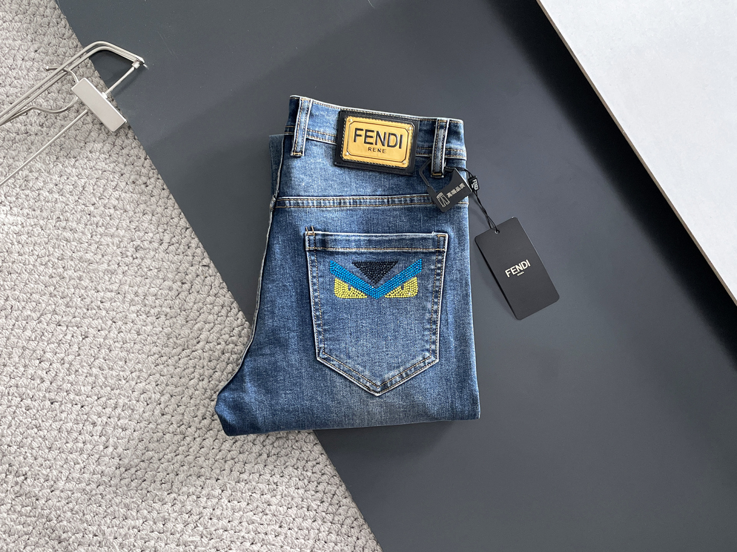 NO:682569,FENDI Fendi men's fashionable and trendy jeans, official album and poster wear style!  High-grade imported denim raw color fabrics are supplied to customers, and the pure 13oz denim fabrics from Okayama, Japan are specially selected. Heavy-duty environmentally friendly plant enzyme washing process is used. The texture has a light retro color, which is quite beautiful and is very suitable for autumn and winter color matching. The fabric is soft and delicate after washing, but has strong bones and a slight stretch, providing an excellent comfortable experience. There is no damage from any technological elements throughout the body, retaining the purest tannin color!  The details throughout the body are perfect, exquisite and sophisticated. The latest leather label on the waist highlights the brand's characteristics. The hardware accessories, leather label and wiring all reflect the craftsmanship!  The silhouette is perfectly tailored and has excellent butt lift and slimming effect. It can be easily matched with any top in the wardrobe. It has wide compatibility and is suitable for various daily wear. The upper body is full of style. It is a must-have trousers for those who are obsessed with quality control and 1V!  Size 29-38 No 35 37,,fendi,fendi,jeans,19860909FENDI 芬迪 男士时尚潮流牛仔裤,官宣画册海报穿搭款！ 客供高级进口的丹宁原色面料,特选日本冈山纯正13oz 盎司牛仔布料,重磅环保植物酵素水洗工艺,肌理有着淡淡的复古色彩,相当漂亮,极符合秋冬的配色,面料经过水洗后柔软细腻,但筋骨感极强,且略带弹力,提供了绝佳的舒适体验,通身无任何工艺元素破坏,保留了最纯粹的丹宁本色！通身细节完美如斯,精湛且考究,最新的腰部皮标彰显了品牌特质,五金配件、皮标、走线无不体现出匠心工艺！版型剪裁完美,提臀修身效果绝佳,可轻松横扫衣橱任何的上装搭配,兼容性广泛,满足于日常各种穿搭,上身型款十足,于品质控及1V迷控者必入型裤装！ 尺码29-38 无35 37,,fendi,fendi,jeans,,Men's clothing
