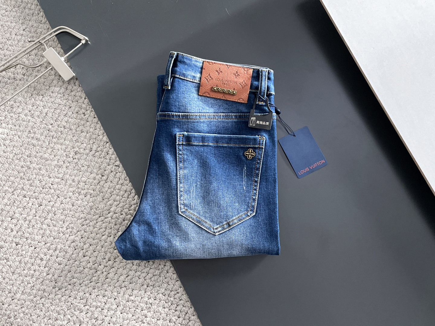 NO:761423,LV men's denim jeans, official album and poster outfit style!  High-grade imported denim raw color fabrics are supplied to customers, and the pure 13oz denim fabrics from Okayama, Japan are specially selected. Heavy-duty environmentally friendly plant enzyme washing process is used. The texture has a light retro color, which is quite beautiful and is very suitable for autumn and winter color matching. The fabric is soft and delicate after washing, but has strong bones and a slight stretch, providing an excellent comfortable experience. There is no damage from any technological elements throughout the body, retaining the purest tannin color!  The details throughout the body are perfect, exquisite and sophisticated. The latest leather label on the waist highlights the brand's characteristics. The hardware accessories, leather label and wiring all reflect the craftsmanship!  The silhouette is perfectly tailored and has excellent butt lift and slimming effect. It can be easily matched with any top in the wardrobe. It has wide compatibility and is suitable for various daily wear. The upper body is full of style. It is a must-have trousers for those who are obsessed with quality control and 1V!  Size 29-38 (not 35.37),,louis vuitton,jeans,19860909LV 男士丹宁牛仔裤,官宣画册海报穿搭款！ 客供高级进口的丹宁原色面料,特选日本冈山纯正13oz 盎司牛仔布料,重磅环保植物酵素水洗工艺,肌理有着淡淡的复古色彩,相当漂亮,极符合秋冬的配色,面料经过水洗后柔软细腻,但筋骨感极强,且略带弹力,提供了绝佳的舒适体验,通身无任何工艺元素破坏,保留了最纯粹的丹宁本色！通身细节完美如斯,精湛且考究,最新的腰部皮标彰显了品牌特质,五金配件、皮标、走线无不体现出匠心工艺！版型剪裁完美,提臀修身效果绝佳,可轻松横扫衣橱任何的上装搭配,兼容性广泛,满足于日常各种穿搭,上身型款十足,于品质控及1V迷控者必入型裤装！ 尺码29—38（没35.37）,,louis vuitton,jeans,,Men's clothing