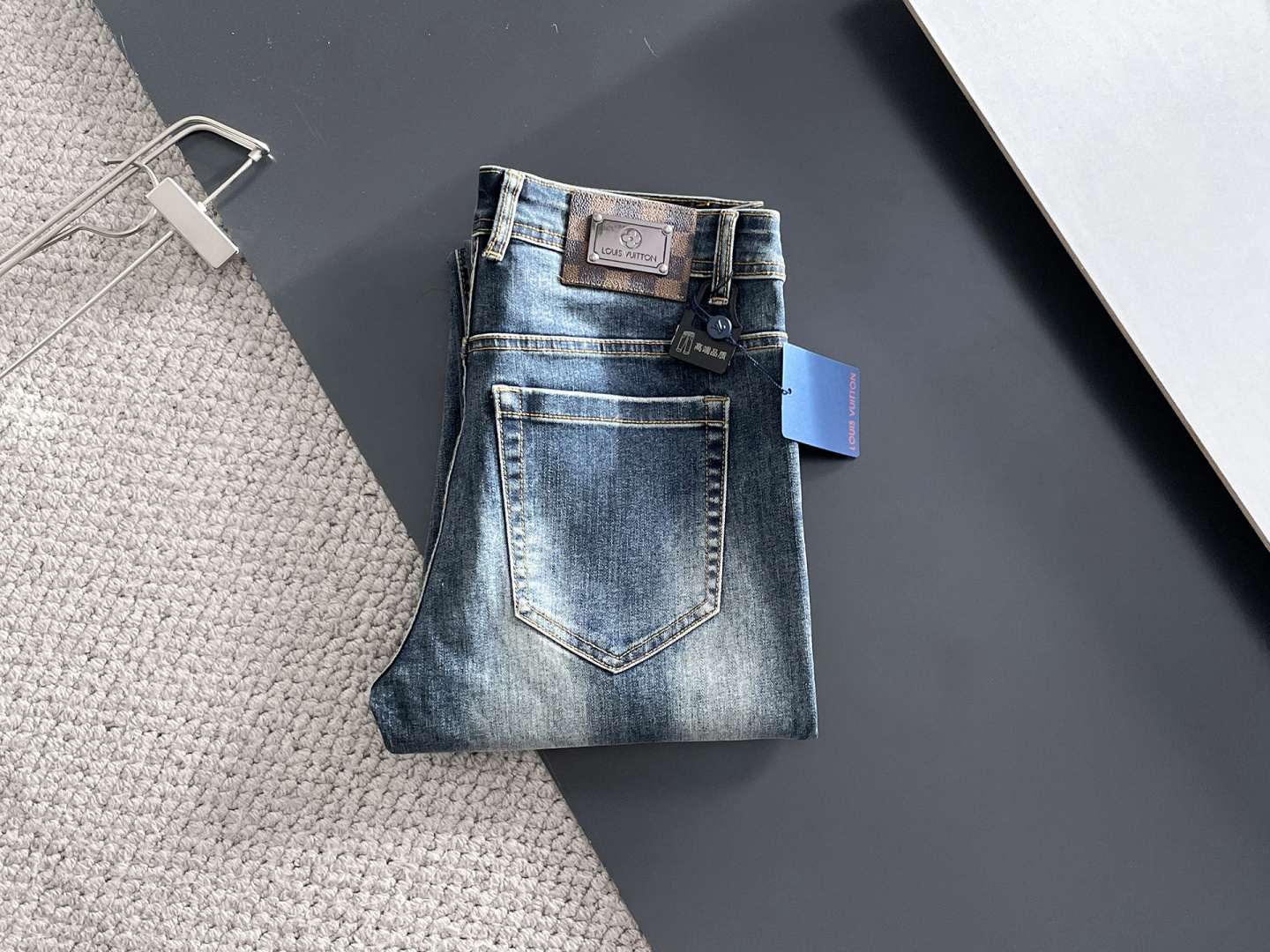 NO:623924,LV men's denim jeans, official album and poster outfit style!  High-grade imported denim raw color fabrics are supplied to customers, and the pure 13oz denim fabrics from Okayama, Japan are specially selected. Heavy-duty environmentally friendly plant enzyme washing process is used. The texture has a light retro color, which is quite beautiful and is very suitable for autumn and winter color matching. The fabric is soft and delicate after washing, but has strong bones and a slight stretch, providing an excellent comfortable experience. There is no damage from any technological elements throughout the body, retaining the purest tannin color!  The details throughout the body are perfect, exquisite and sophisticated. The latest leather label on the waist highlights the brand's characteristics. The hardware accessories, leather label and wiring all reflect the craftsmanship!  The silhouette is perfectly tailored and has excellent butt lift and slimming effect. It can be easily matched with any top in the wardrobe. It has wide compatibility and is suitable for various daily wear. The upper body is full of style. It is a must-have trousers for those who are obsessed with quality control and 1V!  Size 29-38 (not 35.37),,louis vuitton,jeans,alexander wang19860909LV 男士丹宁牛仔裤,官宣画册海报穿搭款！ 客供高级进口的丹宁原色面料,特选日本冈山纯正13oz 盎司牛仔布料,重磅环保植物酵素水洗工艺,肌理有着淡淡的复古色彩,相当漂亮,极符合秋冬的配色,面料经过水洗后柔软细腻,但筋骨感极强,且略带弹力,提供了绝佳的舒适体验,通身无任何工艺元素破坏,保留了最纯粹的丹宁本色！通身细节完美如斯,精湛且考究,最新的腰部皮标彰显了品牌特质,五金配件、皮标、走线无不体现出匠心工艺！版型剪裁完美,提臀修身效果绝佳,可轻松横扫衣橱任何的上装搭配,兼容性广泛,满足于日常各种穿搭,上身型款十足,于品质控及1V迷控者必入型裤装！ 尺码29—38（没35.37）,,louis vuitton,jeans,alexander wang,Men's clothing