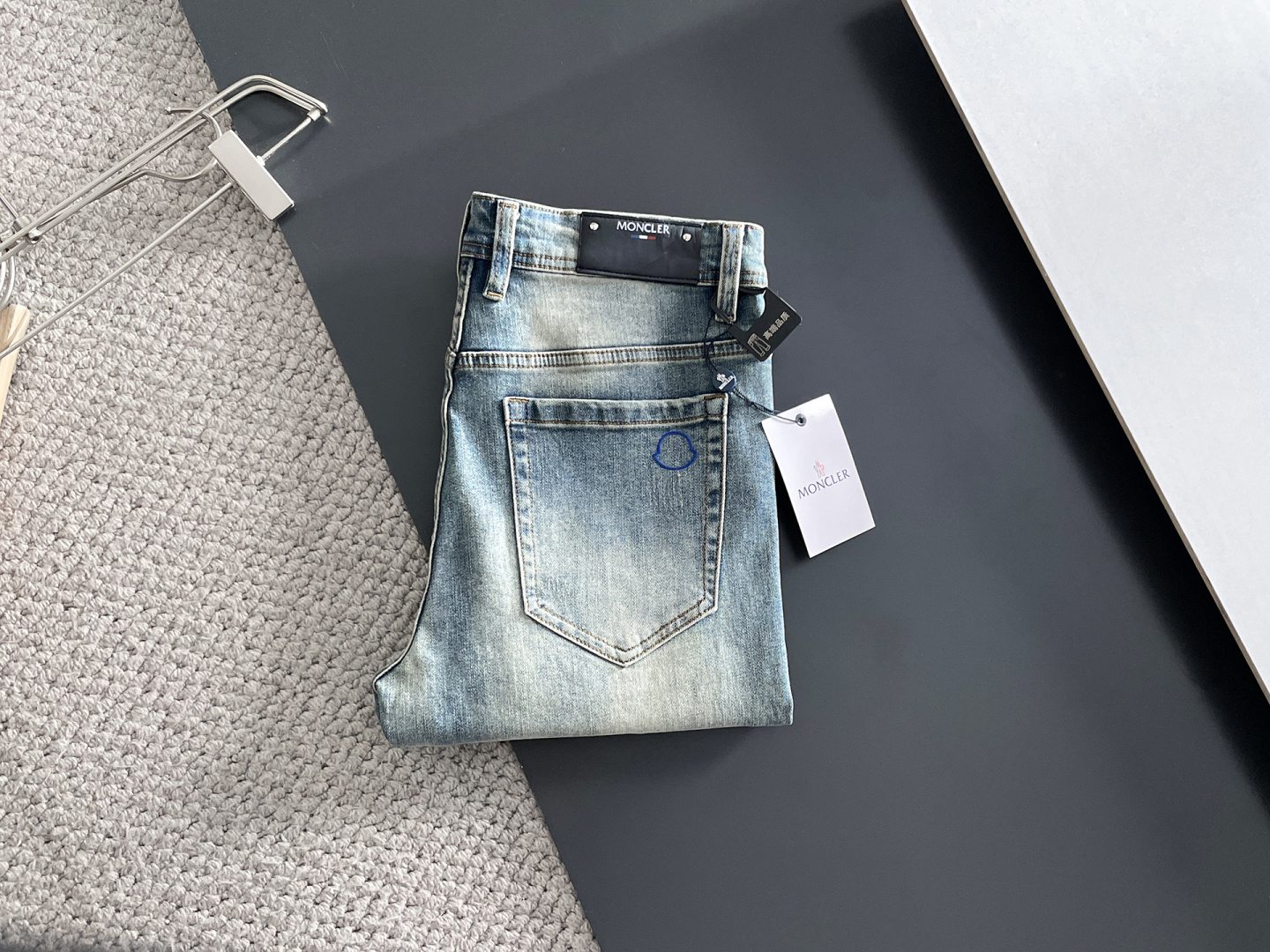 NO:623880,Men's denim jeans, official album and poster outfit!  High-grade imported denim raw color fabrics are supplied to customers, and the pure 13oz denim fabrics from Okayama, Japan are specially selected. Heavy-duty environmentally friendly plant enzyme washing process is used. The texture has a light retro color, which is quite beautiful and is very suitable for autumn and winter color matching. The fabric is soft and delicate after washing, but has strong bones and a slight stretch, providing an excellent comfortable experience. There is no damage from any technological elements throughout the body, retaining the purest tannin color!  The details throughout the body are perfect, exquisite and sophisticated. The latest leather label on the waist highlights the brand's characteristics. The hardware accessories, leather label and wiring all reflect the craftsmanship!  The silhouette is perfectly tailored and has excellent butt lift and slimming effect. It can be easily matched with any top in the wardrobe. It has wide compatibility and is suitable for various daily wear. The upper body is full of style. It is a must-have trousers for those who are obsessed with quality control and 1V!  Size 29-38 (not 35.37),,Moncler,jeans,alexander wang19860909蒙口 男士丹宁牛仔裤,官宣画册海报穿搭款！ 客供高级进口的丹宁原色面料,特选日本冈山纯正13oz 盎司牛仔布料,重磅环保植物酵素水洗工艺,肌理有着淡淡的复古色彩,相当漂亮,极符合秋冬的配色,面料经过水洗后柔软细腻,但筋骨感极强,且略带弹力,提供了绝佳的舒适体验,通身无任何工艺元素破坏,保留了最纯粹的丹宁本色！通身细节完美如斯,精湛且考究,最新的腰部皮标彰显了品牌特质,五金配件、皮标、走线无不体现出匠心工艺！版型剪裁完美,提臀修身效果绝佳,可轻松横扫衣橱任何的上装搭配,兼容性广泛,满足于日常各种穿搭,上身型款十足,于品质控及1V迷控者必入型裤装！ 尺码29—38（没35.37）,,Moncler,jeans,alexander wang,Men's clothing