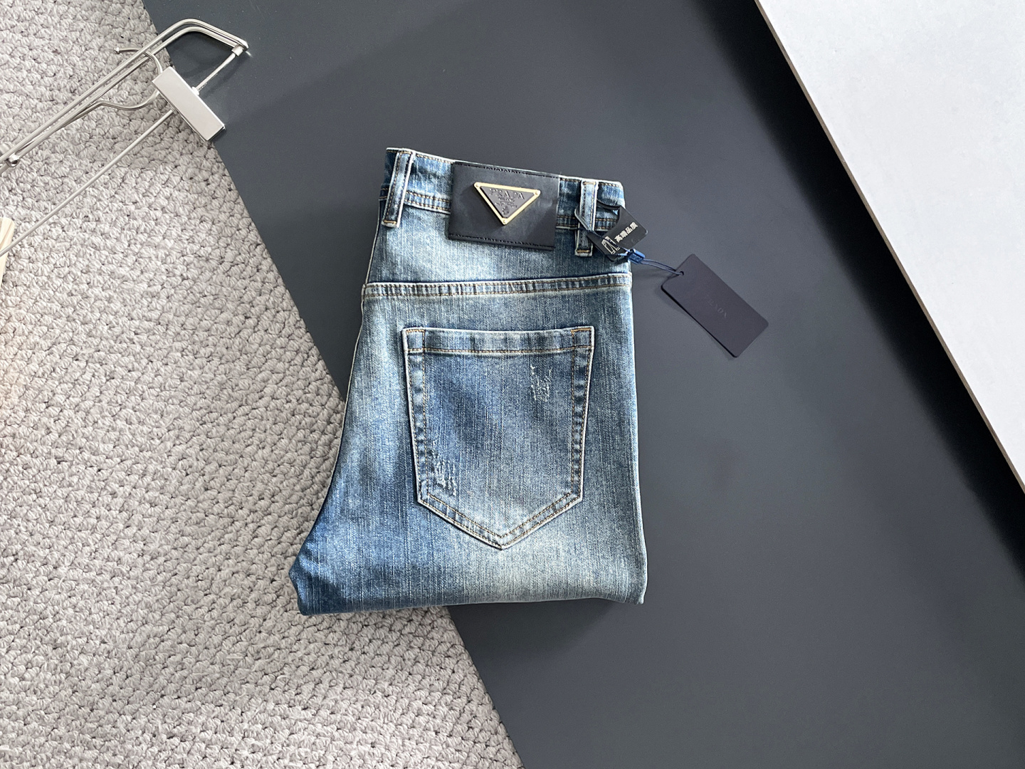 NO:623891,PRADA Men's denim jeans, official album and poster outfit!  High-grade imported denim raw color fabrics are supplied to customers, and the pure 13oz denim fabrics from Okayama, Japan are specially selected. Heavy-duty environmentally friendly plant enzyme washing process is used. The texture has a light retro color, which is quite beautiful and is very suitable for autumn and winter color matching. The fabric is soft and delicate after washing, but has strong bones and a slight stretch, providing an excellent comfortable experience. There is no damage from any technological elements throughout the body, retaining the purest tannin color!  The details throughout the body are perfect, exquisite and sophisticated. The latest leather label on the waist highlights the brand's characteristics. The hardware accessories, leather label and wiring all reflect the craftsmanship!  The silhouette is perfectly tailored and has excellent butt lift and slimming effect. It can be easily matched with any top in the wardrobe. It has wide compatibility and is suitable for various daily wear. The upper body is full of style. It is a must-have trousers for those who are obsessed with quality control and 1V!  Size 29-38 (not 35.37), prada, prada, jeans, alexander wang19860909PRADA 普拉达 男士丹宁牛仔裤,官宣画册海报穿搭款！ 客供高级进口的丹宁原色面料,特选日本冈山纯正13oz 盎司牛仔布料,重磅环保植物酵素水洗工艺,肌理有着淡淡的复古色彩,相当漂亮,极符合秋冬的配色,面料经过水洗后柔软细腻,但筋骨感极强,且略带弹力,提供了绝佳的舒适体验,通身无任何工艺元素破坏,保留了最纯粹的丹宁本色！通身细节完美如斯,精湛且考究,最新的腰部皮标彰显了品牌特质,五金配件、皮标、走线无不体现出匠心工艺！版型剪裁完美,提臀修身效果绝佳,可轻松横扫衣橱任何的上装搭配,兼容性广泛,满足于日常各种穿搭,上身型款十足,于品质控及1V迷控者必入型裤装！ 尺码29—38（没35.37）,,prada,prada,jeans,alexander wang,Men's clothing