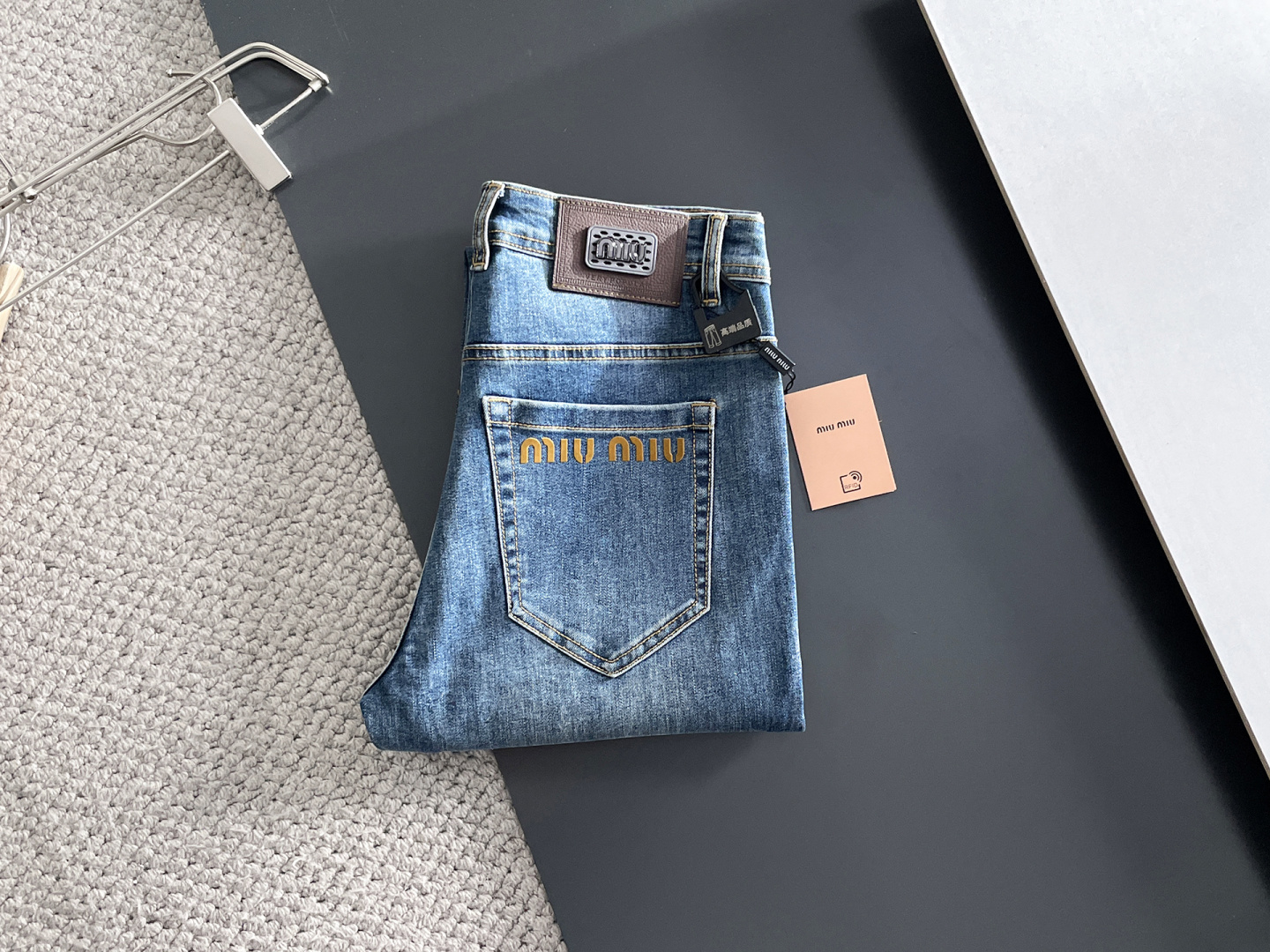 NO:623896,miu miu men's denim jeans, official album and poster style!  High-grade imported denim raw color fabrics are supplied to customers, and the pure 13oz denim fabrics from Okayama, Japan are specially selected. Heavy-duty environmentally friendly plant enzyme washing process is used. The texture has a light retro color, which is quite beautiful and is very suitable for autumn and winter color matching. The fabric is soft and delicate after washing, but has strong bones and a slight stretch, providing an excellent comfortable experience. There is no damage from any technological elements throughout the body, retaining the purest tannin color!  The details throughout the body are perfect, exquisite and sophisticated. The latest leather label on the waist highlights the brand's characteristics. The hardware accessories, leather label and wiring all reflect the craftsmanship!  The silhouette is perfectly tailored and has excellent butt lift and slimming effect. It can be easily matched with any top in the wardrobe. It has wide compatibility and is suitable for various daily wear. The upper body is full of style. It is a must-have trousers for those who are obsessed with quality control and 1V!  Size 29-38 (not 35.37),,miumiu,jeans,alexander wang19860909miu miu 男士丹宁牛仔裤,官宣画册海报穿搭款！ 客供高级进口的丹宁原色面料,特选日本冈山纯正13oz 盎司牛仔布料,重磅环保植物酵素水洗工艺,肌理有着淡淡的复古色彩,相当漂亮,极符合秋冬的配色,面料经过水洗后柔软细腻,但筋骨感极强,且略带弹力,提供了绝佳的舒适体验,通身无任何工艺元素破坏,保留了最纯粹的丹宁本色！通身细节完美如斯,精湛且考究,最新的腰部皮标彰显了品牌特质,五金配件、皮标、走线无不体现出匠心工艺！版型剪裁完美,提臀修身效果绝佳,可轻松横扫衣橱任何的上装搭配,兼容性广泛,满足于日常各种穿搭,上身型款十足,于品质控及1V迷控者必入型裤装！ 尺码29—38（没35.37）,,miumiu,jeans,alexander wang,Men's clothing