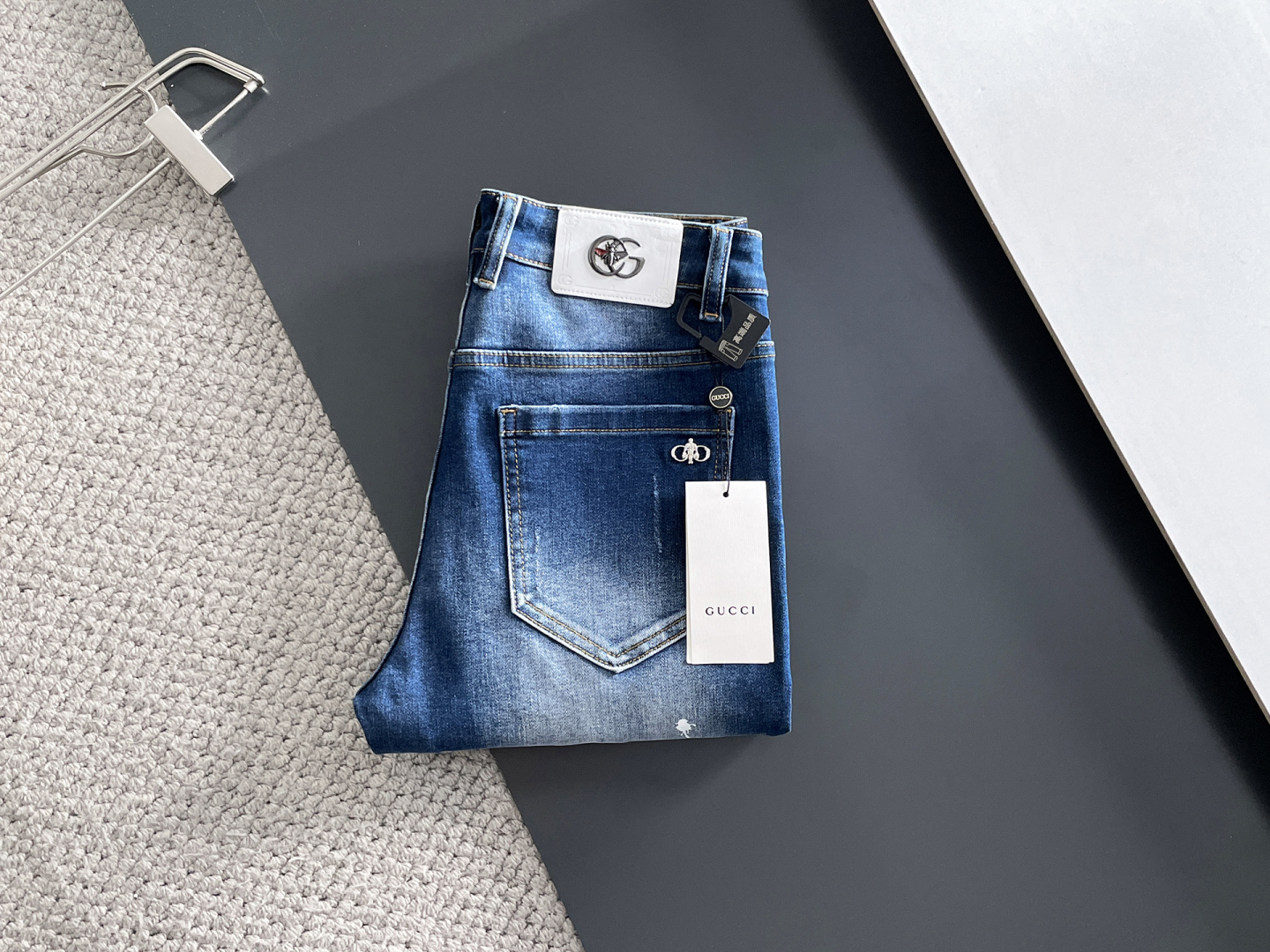 NO:623906,GUCCI men's denim jeans, official album and poster outfit style!  High-grade imported denim raw color fabrics are supplied to customers, and the pure 13oz denim fabrics from Okayama, Japan are specially selected. Heavy-duty environmentally friendly plant enzyme washing process is used. The texture has a light retro color, which is quite beautiful and is very suitable for autumn and winter color matching. The fabric is soft and delicate after washing, but has strong bones and a slight stretch, providing an excellent comfortable experience. There is no damage from any technological elements throughout the body, retaining the purest tannin color!  The details throughout the body are perfect, exquisite and sophisticated. The latest leather label on the waist highlights the brand's characteristics. The hardware accessories, leather label and wiring all reflect the craftsmanship!  The silhouette is perfectly tailored and has excellent butt lift and slimming effect. It can be easily matched with any top in the wardrobe. It has wide compatibility and is suitable for various daily wear. The upper body is full of style. It is a must-have trousers for those who are obsessed with quality control and 1V!  Size 29-38 (not 35.37),,gucci,jeans,alexander wang19860909GUCCI 古奇 男士丹宁牛仔裤,官宣画册海报穿搭款！ 客供高级进口的丹宁原色面料,特选日本冈山纯正13oz 盎司牛仔布料,重磅环保植物酵素水洗工艺,肌理有着淡淡的复古色彩,相当漂亮,极符合秋冬的配色,面料经过水洗后柔软细腻,但筋骨感极强,且略带弹力,提供了绝佳的舒适体验,通身无任何工艺元素破坏,保留了最纯粹的丹宁本色！通身细节完美如斯,精湛且考究,最新的腰部皮标彰显了品牌特质,五金配件、皮标、走线无不体现出匠心工艺！版型剪裁完美,提臀修身效果绝佳,可轻松横扫衣橱任何的上装搭配,兼容性广泛,满足于日常各种穿搭,上身型款十足,于品质控及1V迷控者必入型裤装！ 尺码29—38（没35.37）,,gucci,jeans,alexander wang,Men's clothing