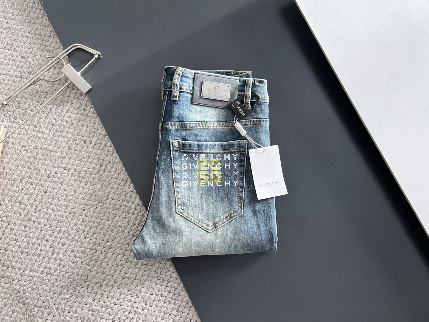 NO:623911,Givenchy men's denim jeans, official album and poster outfit style!  High-grade imported denim raw color fabrics are supplied to customers, and the pure 13oz denim fabrics from Okayama, Japan are specially selected. Heavy-duty environmentally friendly plant enzyme washing process is used. The texture has a light retro color, which is quite beautiful and is very suitable for autumn and winter color matching. The fabric is soft and delicate after washing, but has strong bones and a slight stretch, providing an excellent comfortable experience. There is no damage from any technological elements throughout the body, retaining the purest tannin color!  The details throughout the body are perfect, exquisite and sophisticated. The latest leather label on the waist highlights the brand's characteristics. The hardware accessories, leather label and wiring all reflect the craftsmanship!  The silhouette is perfectly tailored and has excellent butt lift and slimming effect. It can be easily matched with any top in the wardrobe. It has wide compatibility and is suitable for various daily wear. The upper body is full of style. It is a must-have trousers for those who are obsessed with quality control and 1V!  Size 29-38 (not 35.37),,givenchy,jeans,alexander wang19860909纪梵希 男士丹宁牛仔裤,官宣画册海报穿搭款！ 客供高级进口的丹宁原色面料,特选日本冈山纯正13oz 盎司牛仔布料,重磅环保植物酵素水洗工艺,肌理有着淡淡的复古色彩,相当漂亮,极符合秋冬的配色,面料经过水洗后柔软细腻,但筋骨感极强,且略带弹力,提供了绝佳的舒适体验,通身无任何工艺元素破坏,保留了最纯粹的丹宁本色！通身细节完美如斯,精湛且考究,最新的腰部皮标彰显了品牌特质,五金配件、皮标、走线无不体现出匠心工艺！版型剪裁完美,提臀修身效果绝佳,可轻松横扫衣橱任何的上装搭配,兼容性广泛,满足于日常各种穿搭,上身型款十足,于品质控及1V迷控者必入型裤装！ 尺码29—38（没35.37）,,givenchy,jeans,alexander wang,Men's clothing