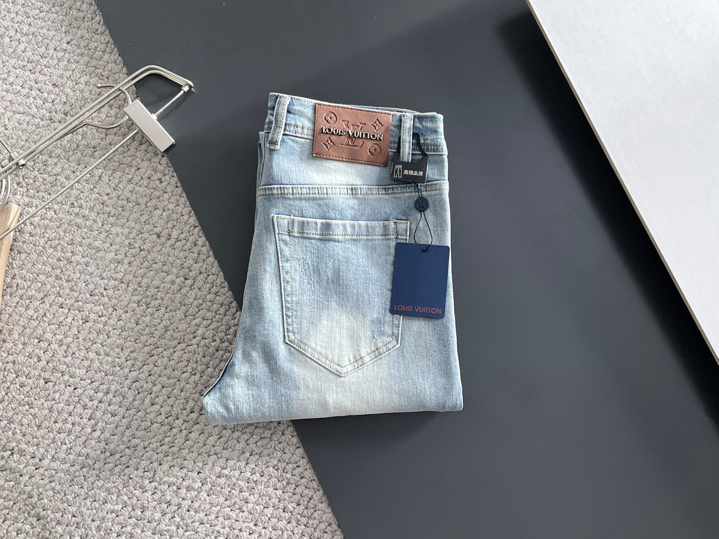 NO:623916,LV men's denim jeans, official album and poster outfit style!  High-grade imported denim raw color fabrics are supplied to customers, and the pure 13oz denim fabrics from Okayama, Japan are specially selected. Heavy-duty environmentally friendly plant enzyme washing process is used. The texture has a light retro color, which is quite beautiful and is very suitable for autumn and winter color matching. The fabric is soft and delicate after washing, but has strong bones and a slight stretch, providing an excellent comfortable experience. There is no damage from any technological elements throughout the body, retaining the purest tannin color!  The details throughout the body are perfect, exquisite and sophisticated. The latest leather label on the waist highlights the brand's characteristics. The hardware accessories, leather label and wiring all reflect the craftsmanship!  The silhouette is perfectly tailored and has excellent butt lift and slimming effect. It can be easily matched with any top in the wardrobe. It has wide compatibility and is suitable for various daily wear. The upper body is full of style. It is a must-have trousers for those who are obsessed with quality control and 1V!  Size 29-38 (not 35.37),,louis vuitton,jeans,alexander wang19860909LV 男士丹宁牛仔裤,官宣画册海报穿搭款！ 客供高级进口的丹宁原色面料,特选日本冈山纯正13oz 盎司牛仔布料,重磅环保植物酵素水洗工艺,肌理有着淡淡的复古色彩,相当漂亮,极符合秋冬的配色,面料经过水洗后柔软细腻,但筋骨感极强,且略带弹力,提供了绝佳的舒适体验,通身无任何工艺元素破坏,保留了最纯粹的丹宁本色！通身细节完美如斯,精湛且考究,最新的腰部皮标彰显了品牌特质,五金配件、皮标、走线无不体现出匠心工艺！版型剪裁完美,提臀修身效果绝佳,可轻松横扫衣橱任何的上装搭配,兼容性广泛,满足于日常各种穿搭,上身型款十足,于品质控及1V迷控者必入型裤装！ 尺码29—38（没35.37）,,louis vuitton,jeans,alexander wang,Men's clothing