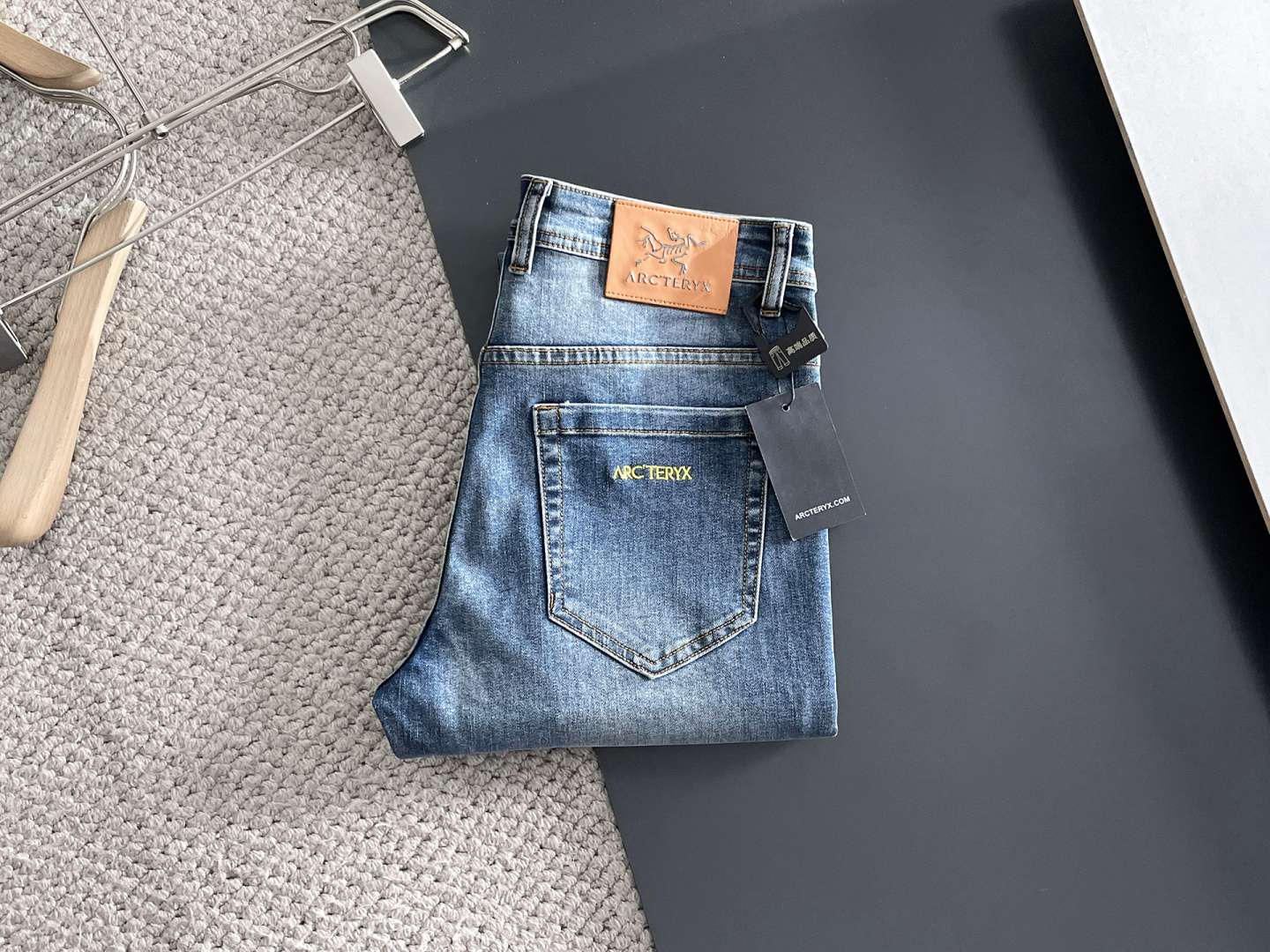 NO:623921,Arc'teryx men's denim jeans, official album and poster wear style!  High-grade imported denim raw color fabrics are supplied to customers, and the pure 13oz denim fabrics from Okayama, Japan are specially selected. Heavy-duty environmentally friendly plant enzyme washing process is used. The texture has a light retro color, which is quite beautiful and is very suitable for autumn and winter color matching. The fabric is soft and delicate after washing, but has strong bones and a slight stretch, providing an excellent comfortable experience. There is no damage from any technological elements throughout the body, retaining the purest tannin color!  The details throughout the body are perfect, exquisite and sophisticated. The latest leather label on the waist highlights the brand's characteristics. The hardware accessories, leather label and wiring all reflect the craftsmanship!  The silhouette is perfectly tailored and has excellent butt lift and slimming effect. It can be easily matched with any top in the wardrobe. It has wide compatibility and is suitable for various daily wear. The upper body is full of style. It is a must-have trousers for those who are obsessed with quality control and 1V!  Size 29-38 (not 35.37),arc'teryx,jeans,alexander wang19860909始祖鸟 男士丹宁牛仔裤,官宣画册海报穿搭款！ 客供高级进口的丹宁原色面料,特选日本冈山纯正13oz 盎司牛仔布料,重磅环保植物酵素水洗工艺,肌理有着淡淡的复古色彩,相当漂亮,极符合秋冬的配色,面料经过水洗后柔软细腻,但筋骨感极强,且略带弹力,提供了绝佳的舒适体验,通身无任何工艺元素破坏,保留了最纯粹的丹宁本色！通身细节完美如斯,精湛且考究,最新的腰部皮标彰显了品牌特质,五金配件、皮标、走线无不体现出匠心工艺！版型剪裁完美,提臀修身效果绝佳,可轻松横扫衣橱任何的上装搭配,兼容性广泛,满足于日常各种穿搭,上身型款十足,于品质控及1V迷控者必入型裤装！ 尺码29—38（没35.37）,arc'teryx,jeans,alexander wang,Men's clothing