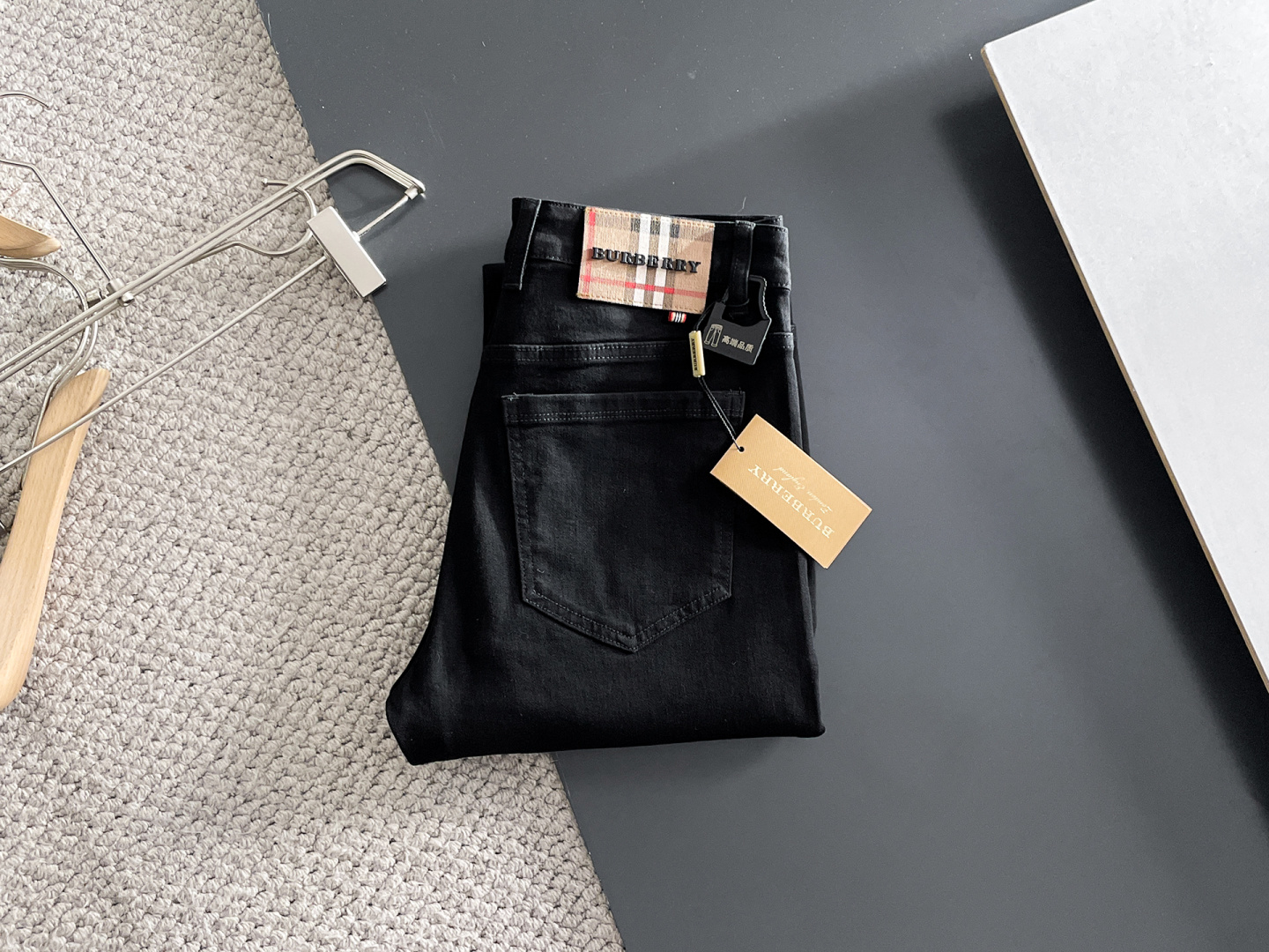 NO:623901,Burberry men's denim jeans, official album and poster outfit style!  High-grade imported denim raw color fabrics are supplied to customers, and the pure 13oz denim fabrics from Okayama, Japan are specially selected. Heavy-duty environmentally friendly plant enzyme washing process is used. The texture has a light retro color, which is quite beautiful and is very suitable for autumn and winter color matching. The fabric is soft and delicate after washing, but has strong bones and a slight stretch, providing an excellent comfortable experience. There is no damage from any technological elements throughout the body, retaining the purest tannin color!  The details throughout the body are perfect, exquisite and sophisticated. The latest leather label on the waist highlights the brand's characteristics. The hardware accessories, leather label and wiring all reflect the craftsmanship!  The silhouette is perfectly tailored and has excellent butt lift and slimming effect. It can be easily matched with any top in the wardrobe. It has wide compatibility and is suitable for various daily wear. The upper body is full of style. It is a must-have trousers for those who are obsessed with quality control and 1V!  Size 29-38 (not 35.37),,burberry,burberry,jeans,alexander wang19860909Burberry 巴宝莉 男士丹宁牛仔裤,官宣画册海报穿搭款！ 客供高级进口的丹宁原色面料,特选日本冈山纯正13oz 盎司牛仔布料,重磅环保植物酵素水洗工艺,肌理有着淡淡的复古色彩,相当漂亮,极符合秋冬的配色,面料经过水洗后柔软细腻,但筋骨感极强,且略带弹力,提供了绝佳的舒适体验,通身无任何工艺元素破坏,保留了最纯粹的丹宁本色！通身细节完美如斯,精湛且考究,最新的腰部皮标彰显了品牌特质,五金配件、皮标、走线无不体现出匠心工艺！版型剪裁完美,提臀修身效果绝佳,可轻松横扫衣橱任何的上装搭配,兼容性广泛,满足于日常各种穿搭,上身型款十足,于品质控及1V迷控者必入型裤装！ 尺码29—38（没35.37）,,burberry,burberry,jeans,alexander wang,Men's clothing