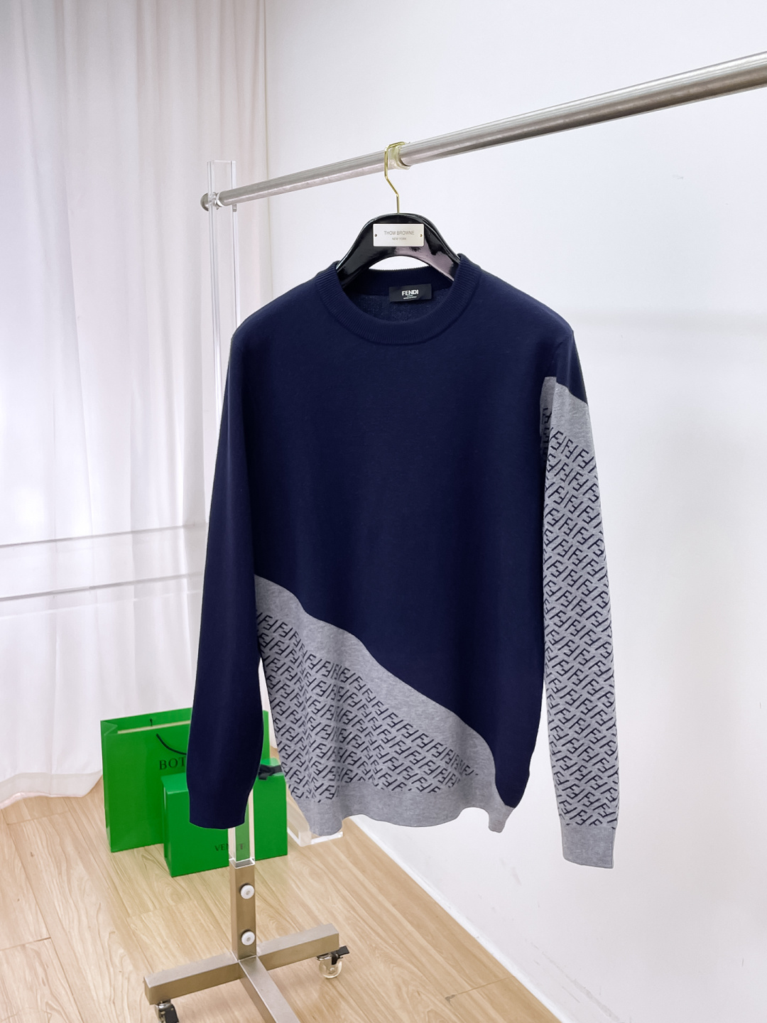 NO:661917,FENDI Fendi's new 2025 autumn and winter wool sweater. High-quality Italian imported wool blended fabrics, high-density knitting, fashionable and versatile sweater, very handsome. The classic logo is more durable and less likely to deform. The counter version can be easily held in various styles. The classic fashion style that is sought after every year has become popular all over the world!  Size M-3XL (please state your height and weight when placing an order),,fendi,fendi,sweaters, 19860909FENDI 芬迪 2025秋冬新款羊毛毛衣 高品质意大利进口羊毛混纺面料,高密度针织,时尚百搭毛衣,帅气十足.经典Logo标志 更耐穿更加不易变形,专柜版型,各种风格都能轻松Hold住,年年被追捧的经典时尚款 已经风靡全球！ 码数M-3XL(下单请报身高体重),,fendi,fendi,sweaters, ,Men's clothing