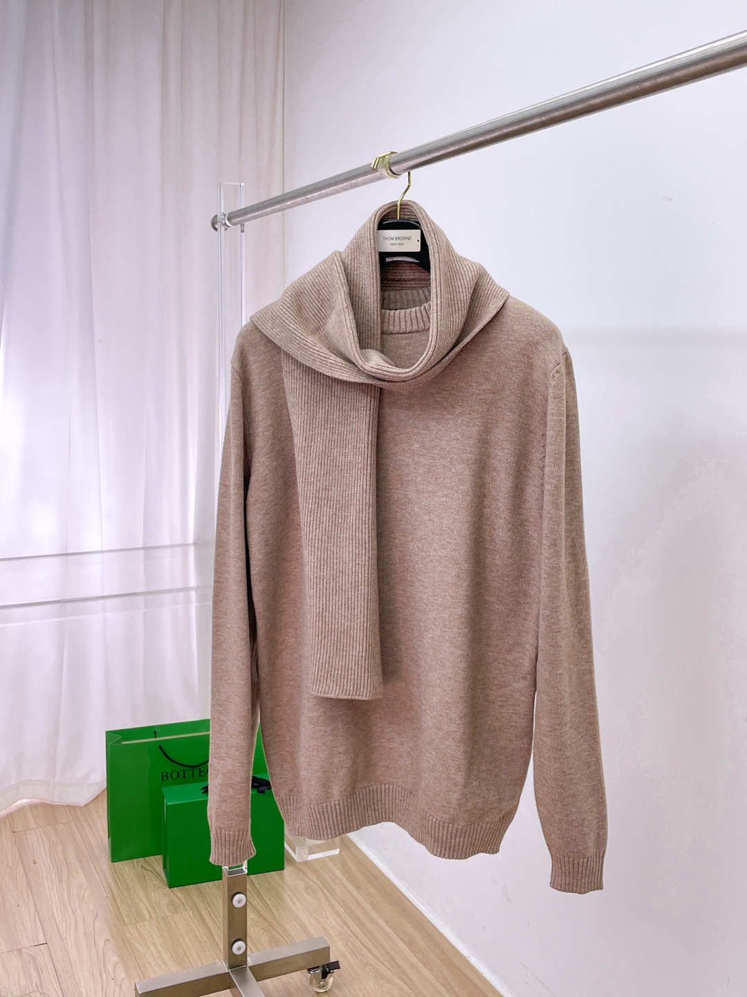 NO:661913,PRADA 2025 autumn and winter new wool sweater. High-quality Italian imported wool blended fabrics, high-density knitting, fashionable and versatile sweater, very handsome. The classic logo is more durable and less likely to deform. The counter version can be easily held in various styles. The classic fashion style that is sought after every year has become popular all over the world!  Size M-3XL (please state your height and weight when placing an order), prada, prada, sweaters,  19860909PRADA 普拉达 2025秋冬新款羊毛毛衣 高品质意大利进口羊毛混纺面料,高密度针织,时尚百搭毛衣,帅气十足.经典Logo标志 更耐穿更加不易变形,专柜版型,各种风格都能轻松Hold住,年年被追捧的经典时尚款 已经风靡全球！ 码数M-3XL(下单请报身高体重),,prada,prada,sweaters, ,Men's clothing