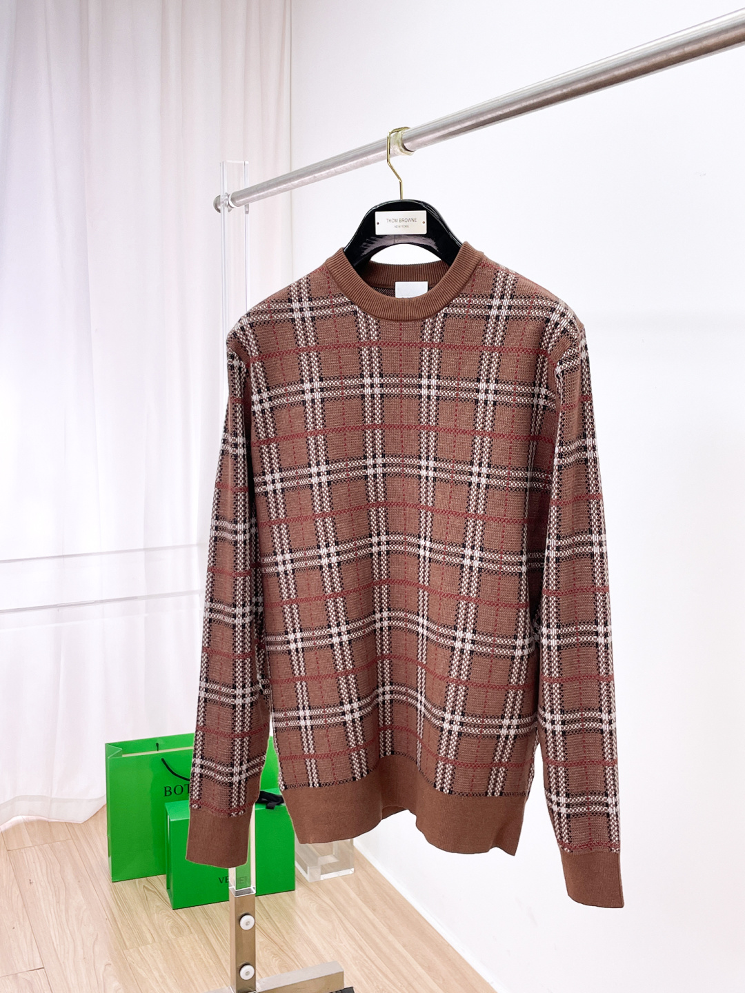 NO:661988,Burberry 2025 autumn and winter new wool sweater. High-quality Italian imported wool blended fabrics, high-density knitting, fashionable and versatile sweater, very handsome. The classic logo is more durable and less likely to deform. The counter version can be easily held in various styles. The classic fashion style that is sought after every year has become popular all over the world!  Size M-3XL (please state your height and weight when placing an order),,burberry,burberry,sweaters, 19860909Burberry 巴宝莉 2025秋冬新款羊毛毛衣 高品质意大利进口羊毛混纺面料,高密度针织,时尚百搭毛衣,帅气十足.经典Logo标志 更耐穿更加不易变形,专柜版型,各种风格都能轻松Hold住,年年被追捧的经典时尚款 已经风靡全球！ 码数M-3XL(下单请报身高体重),,burberry,burberry,sweaters, ,Men's clothing