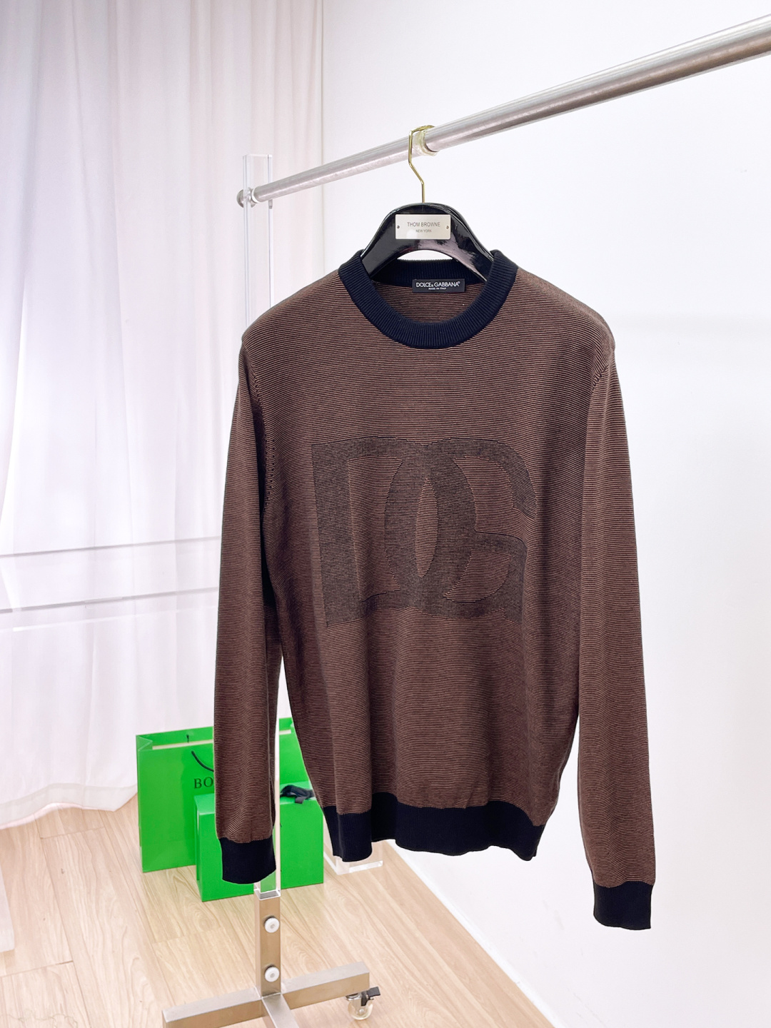 NO:661984,DG 2025 new autumn and winter wool sweater. High-quality Italian imported wool blended fabric, high-density knitting, fashionable and versatile sweater, very handsome. Classic logo logo is more durable and less likely to deform. Counter version, various styles can be easily held. The classic fashion model that is sought after every year has become popular all over the world!  Size M-3XL (please state your height and weight when placing an order),,sweaters, 19860909DG 2025秋冬新款羊毛毛衣 高品质意大利进口羊毛混纺面料,高密度针织,时尚百搭毛衣,帅气十足.经典Logo标志 更耐穿更加不易变形,专柜版型,各种风格都能轻松Hold住,年年被追捧的经典时尚款 已经风靡全球！ 码数M-3XL(下单请报身高体重),,sweaters, ,Men's clothing