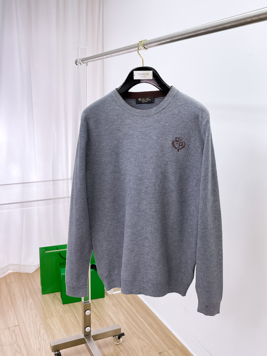 NO:661974,LP new wool sweater for autumn and winter. High-quality wool blended fabric imported from Italy, high-density knitting, fashionable and versatile sweater, very handsome. The classic logo is more durable and less likely to deform. The counter version can be easily held in various styles. The classic fashion style that is sought after every year has become popular all over the world!  Size M-3XL (please state your height and weight when placing an order),,loro piana,sweaters, 19860909LP 秋冬新款羊毛毛衣 高品质意大利进口羊毛混纺面料,高密度针织,时尚百搭毛衣,帅气十足.经典Logo标志 更耐穿更加不易变形,专柜版型,各种风格都能轻松Hold住,年年被追捧的经典时尚款 已经风靡全球！ 码数M-3XL(下单请报身高体重),,loro piana,sweaters, ,Men's clothing