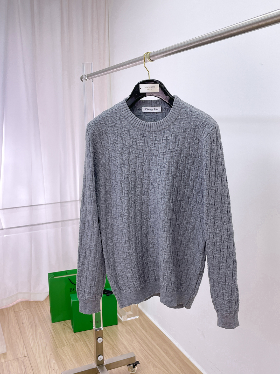 NO:661973,Dior Dior's 2025 autumn and winter new wool sweater. High-quality Italian imported wool blended fabrics, high-density knitting, fashionable and versatile sweater, very handsome. The classic logo is more durable and less likely to deform. The counter version can be easily held in various styles. The classic fashion style that is sought after every year has become popular all over the world!  Size M-3XL (please state your height and weight when placing an order), dior, dior, sweaters,  19860909Dior 迪奥 2025秋冬新款羊毛毛衣 高品质意大利进口羊毛混纺面料,高密度针织,时尚百搭毛衣,帅气十足.经典Logo标志 更耐穿更加不易变形,专柜版型,各种风格都能轻松Hold住,年年被追捧的经典时尚款 已经风靡全球！ 码数M-3XL(下单请报身高体重),,dior,dior,sweaters, ,Men's clothing