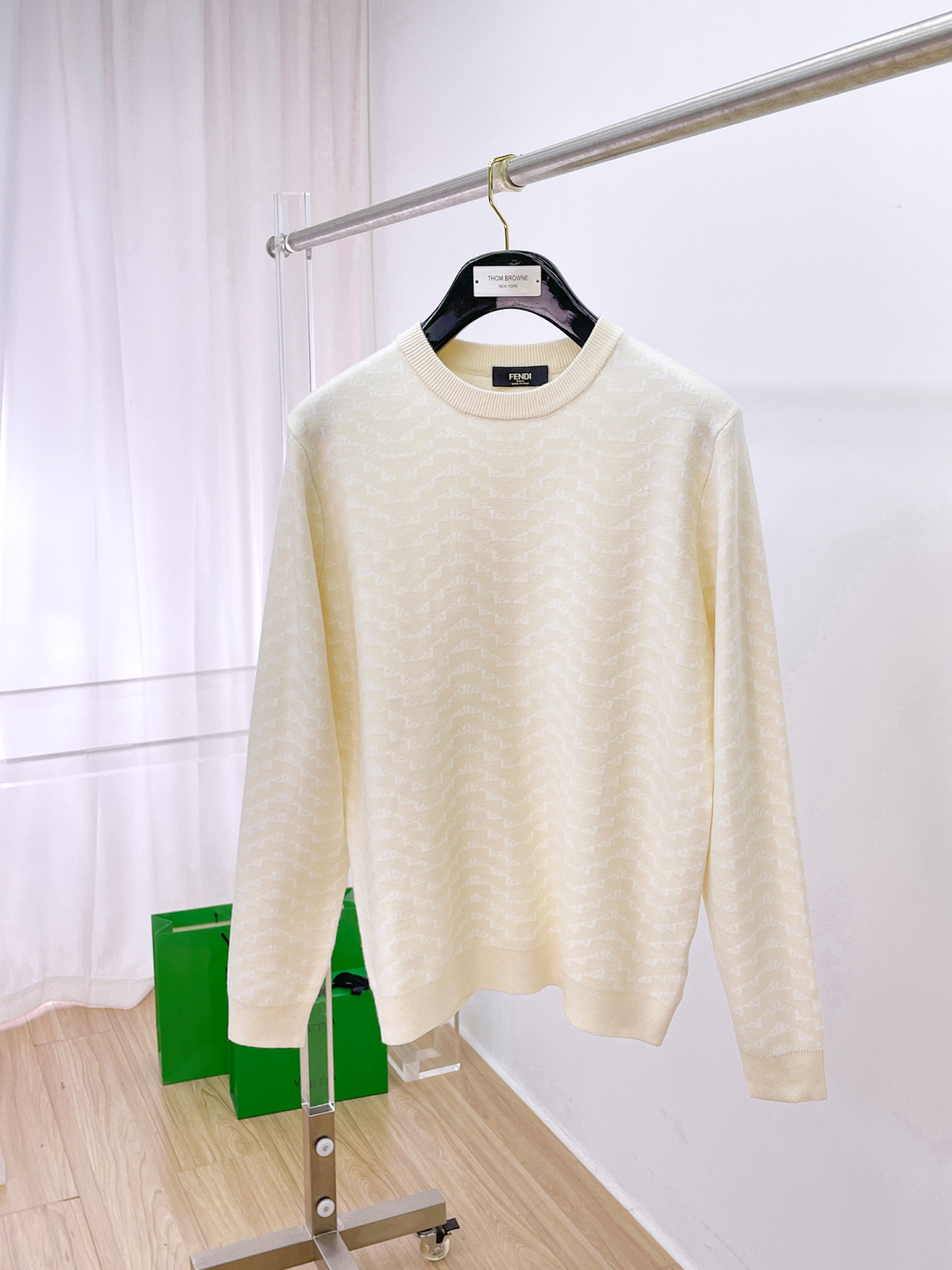 NO:661970,FENDI Fendi's new 2025 autumn and winter wool sweater. High-quality Italian imported wool blended fabrics, high-density knitting, fashionable and versatile sweater, very handsome. The classic logo is more durable and less likely to deform. The counter version can be easily held in various styles. The classic fashion style that is sought after every year has become popular all over the world!  Size M-3XL (please state your height and weight when placing an order),,fendi,fendi,sweaters, 19860909FENDI 芬迪 2025秋冬新款羊毛毛衣 高品质意大利进口羊毛混纺面料,高密度针织,时尚百搭毛衣,帅气十足.经典Logo标志 更耐穿更加不易变形,专柜版型,各种风格都能轻松Hold住,年年被追捧的经典时尚款 已经风靡全球！ 码数M-3XL(下单请报身高体重),,fendi,fendi,sweaters, ,Men's clothing