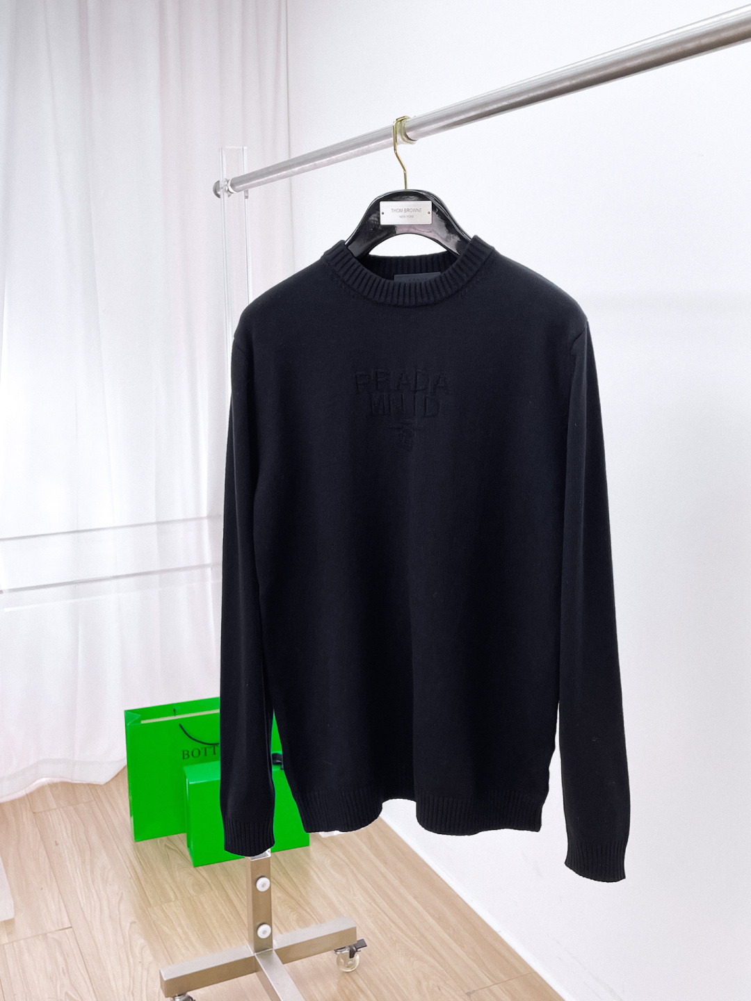 NO:661967,PRADA 2025 autumn and winter new wool sweater. High-quality Italian imported wool blended fabrics, high-density knitting, fashionable and versatile sweater, very handsome. The classic logo is more durable and less likely to deform. The counter version can be easily held in various styles. The classic fashion style that is sought after every year has become popular all over the world!  Size M-3XL (please state your height and weight when placing an order), prada, prada, sweaters,  19860909PRADA 普拉达 2025秋冬新款羊毛毛衣 高品质意大利进口羊毛混纺面料,高密度针织,时尚百搭毛衣,帅气十足.经典Logo标志 更耐穿更加不易变形,专柜版型,各种风格都能轻松Hold住,年年被追捧的经典时尚款 已经风靡全球！ 码数M-3XL(下单请报身高体重),,prada,prada,sweaters, ,Men's clothing