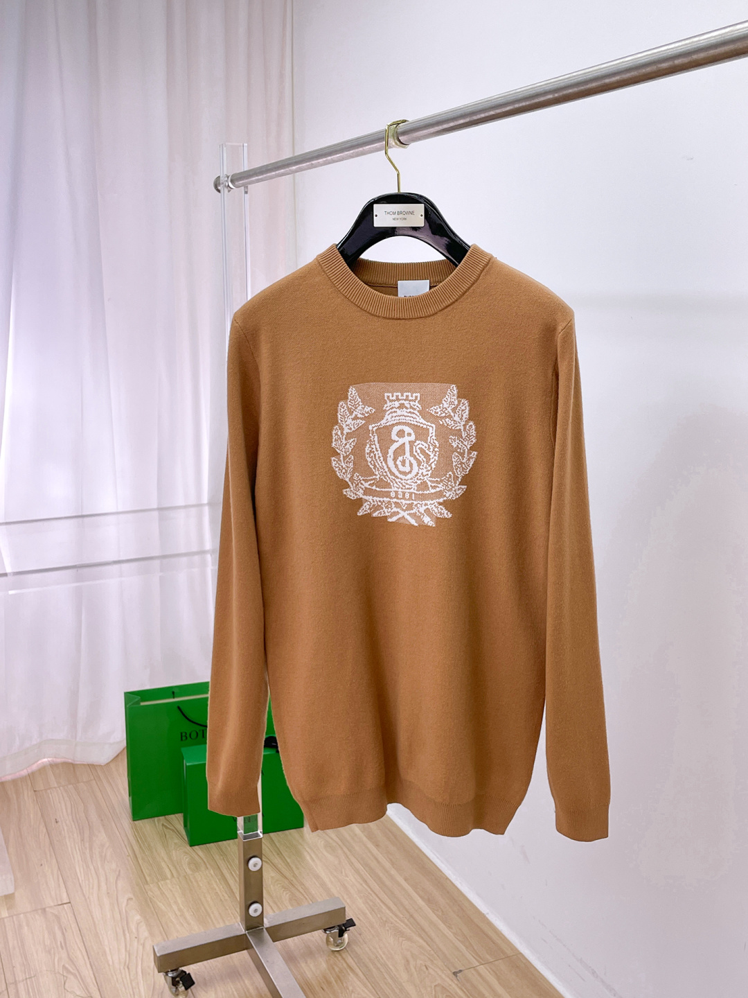 NO:661964,Burberry 2025 autumn and winter new wool sweater. High-quality Italian imported wool blended fabrics, high-density knitting, fashionable and versatile sweater, very handsome. The classic logo is more durable and less likely to deform. The counter version can be easily held in various styles. The classic fashion style that is sought after every year has become popular all over the world!  Size M-3XL (please state your height and weight when placing an order),,burberry,burberry,sweaters, 19860909Burberry 巴宝莉 2025秋冬新款羊毛毛衣 高品质意大利进口羊毛混纺面料,高密度针织,时尚百搭毛衣,帅气十足.经典Logo标志 更耐穿更加不易变形,专柜版型,各种风格都能轻松Hold住,年年被追捧的经典时尚款 已经风靡全球！ 码数M-3XL(下单请报身高体重),,burberry,burberry,sweaters, ,Men's clothing