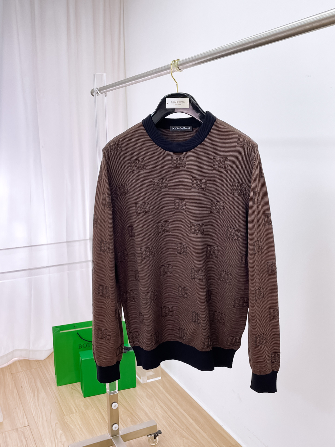 NO:661962,DG 2025 new autumn and winter wool sweater. High-quality Italian imported wool blended fabric, high-density knitting, fashionable and versatile sweater, very handsome. Classic logo logo is more durable and less likely to deform. Counter version, various styles can be easily held. The classic fashion model that is sought after every year has become popular all over the world!  Size M-3XL (please state your height and weight when placing an order),,sweaters, 19860909DG 2025秋冬新款羊毛毛衣 高品质意大利进口羊毛混纺面料,高密度针织,时尚百搭毛衣,帅气十足.经典Logo标志 更耐穿更加不易变形,专柜版型,各种风格都能轻松Hold住,年年被追捧的经典时尚款 已经风靡全球！ 码数M-3XL(下单请报身高体重),,sweaters, ,Men's clothing