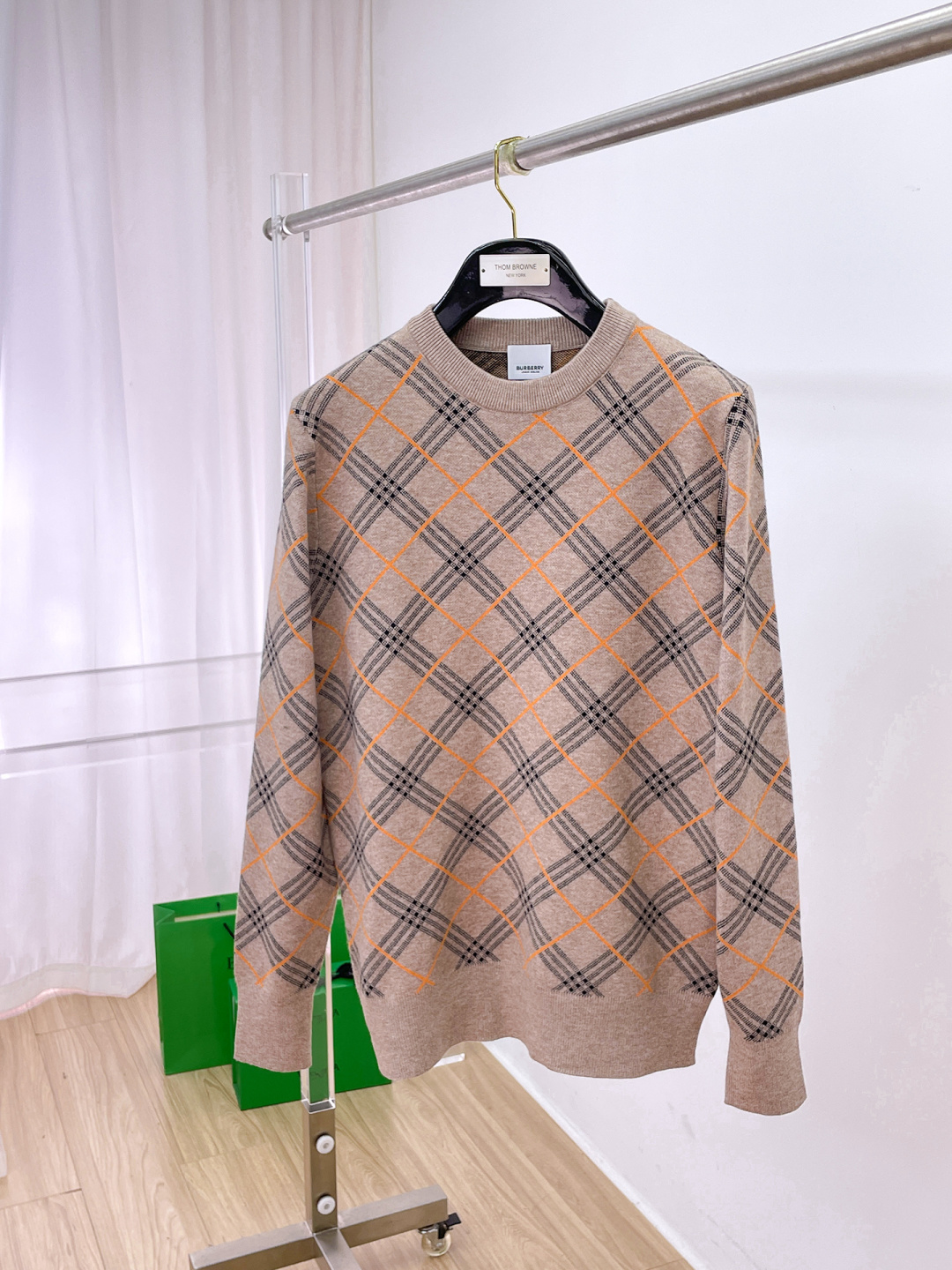 NO:661872,Burberry 2025 autumn and winter new wool sweater. High-quality Italian imported wool blended fabrics, high-density knitting, fashionable and versatile sweater, very handsome. The classic logo is more durable and less likely to deform. The counter version can be easily held in various styles. The classic fashion style that is sought after every year has become popular all over the world!  Size M-3XL (please state your height and weight when placing an order),,burberry,burberry,sweaters, 19860909Burberry 巴宝莉 2025秋冬新款羊毛毛衣 高品质意大利进口羊毛混纺面料,高密度针织,时尚百搭毛衣,帅气十足.经典Logo标志 更耐穿更加不易变形,专柜版型,各种风格都能轻松Hold住,年年被追捧的经典时尚款 已经风靡全球！ 码数M-3XL(下单请报身高体重),,burberry,burberry,sweaters, ,Men's clothing