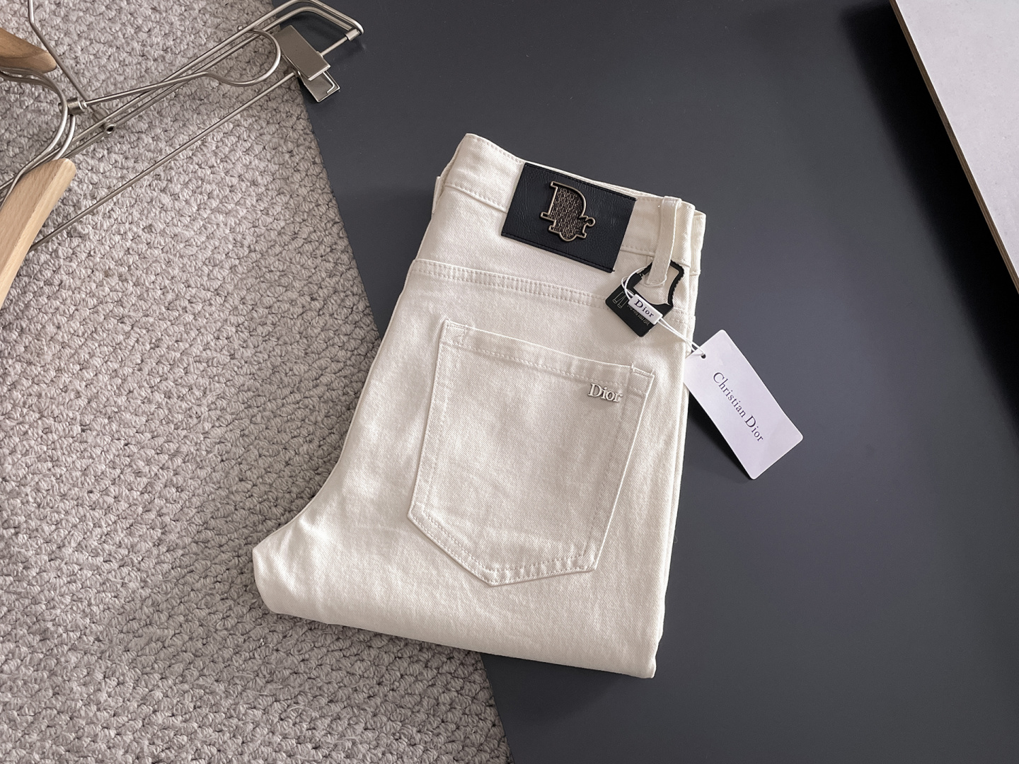 NO:625880,Dior men's denim jeans, official album and poster style!  High-grade imported denim raw color fabrics are supplied to customers, and the pure 13oz denim fabrics from Okayama, Japan are specially selected. Heavy-duty environmentally friendly plant enzyme washing process is used. The texture has a light retro color, which is quite beautiful and is very suitable for autumn and winter color matching. The fabric is soft and delicate after washing, but has strong bones and a slight stretch, providing an excellent comfortable experience. There is no damage from any technological elements throughout the body, retaining the purest tannin color!  The details throughout the body are perfect, exquisite and sophisticated. The latest leather label on the waist highlights the brand's characteristics. The hardware accessories, leather label and wiring all reflect the craftsmanship!  The silhouette is perfectly tailored and has excellent butt lift and slimming effect. It can be easily matched with any top in the wardrobe. It has wide compatibility and is suitable for various daily wear. The upper body is full of style. It is a must-have trousers for those who are obsessed with quality control and 1V!  Size 29-38 (not 35.37), dior, dior, jeans, alexander wang19860909Dior 迪奥 男士丹宁牛仔裤,官宣画册海报穿搭款！ 客供高级进口的丹宁原色面料,特选日本冈山纯正13oz 盎司牛仔布料,重磅环保植物酵素水洗工艺,肌理有着淡淡的复古色彩,相当漂亮,极符合秋冬的配色,面料经过水洗后柔软细腻,但筋骨感极强,且略带弹力,提供了绝佳的舒适体验,通身无任何工艺元素破坏,保留了最纯粹的丹宁本色！通身细节完美如斯,精湛且考究,最新的腰部皮标彰显了品牌特质,五金配件、皮标、走线无不体现出匠心工艺！版型剪裁完美,提臀修身效果绝佳,可轻松横扫衣橱任何的上装搭配,兼容性广泛,满足于日常各种穿搭,上身型款十足,于品质控及1V迷控者必入型裤装！ 尺码29—38（没35.37）,,dior,dior,jeans,alexander wang,Men's clothing