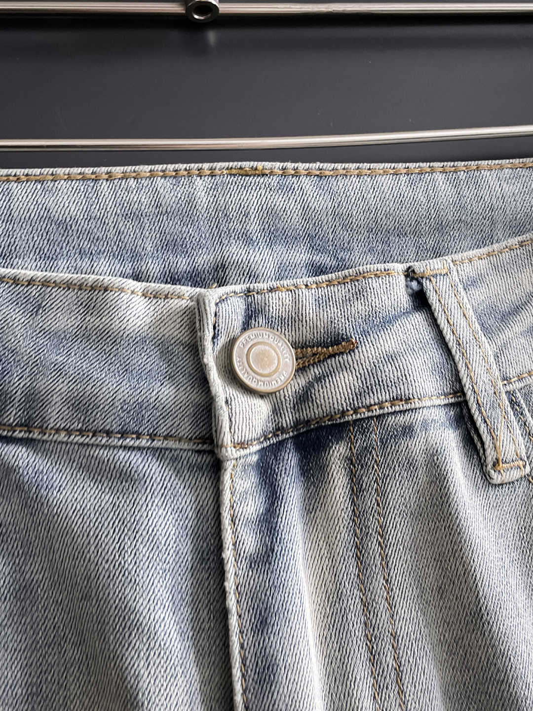 蒙口 男士丹宁牛仔裤，官宣画册海报穿搭款！ 客供高级进口的丹宁原色面料，特选日本冈山纯正13oz 盎司牛