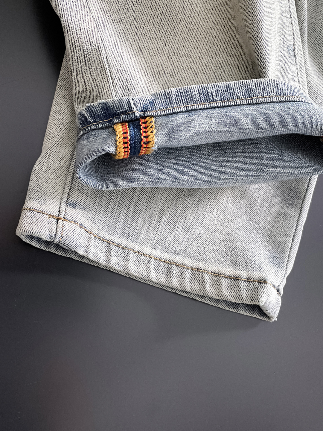 蒙口 男士丹宁牛仔裤，官宣画册海报穿搭款！ 客供高级进口的丹宁原色面料，特选日本冈山纯正13oz 盎司牛