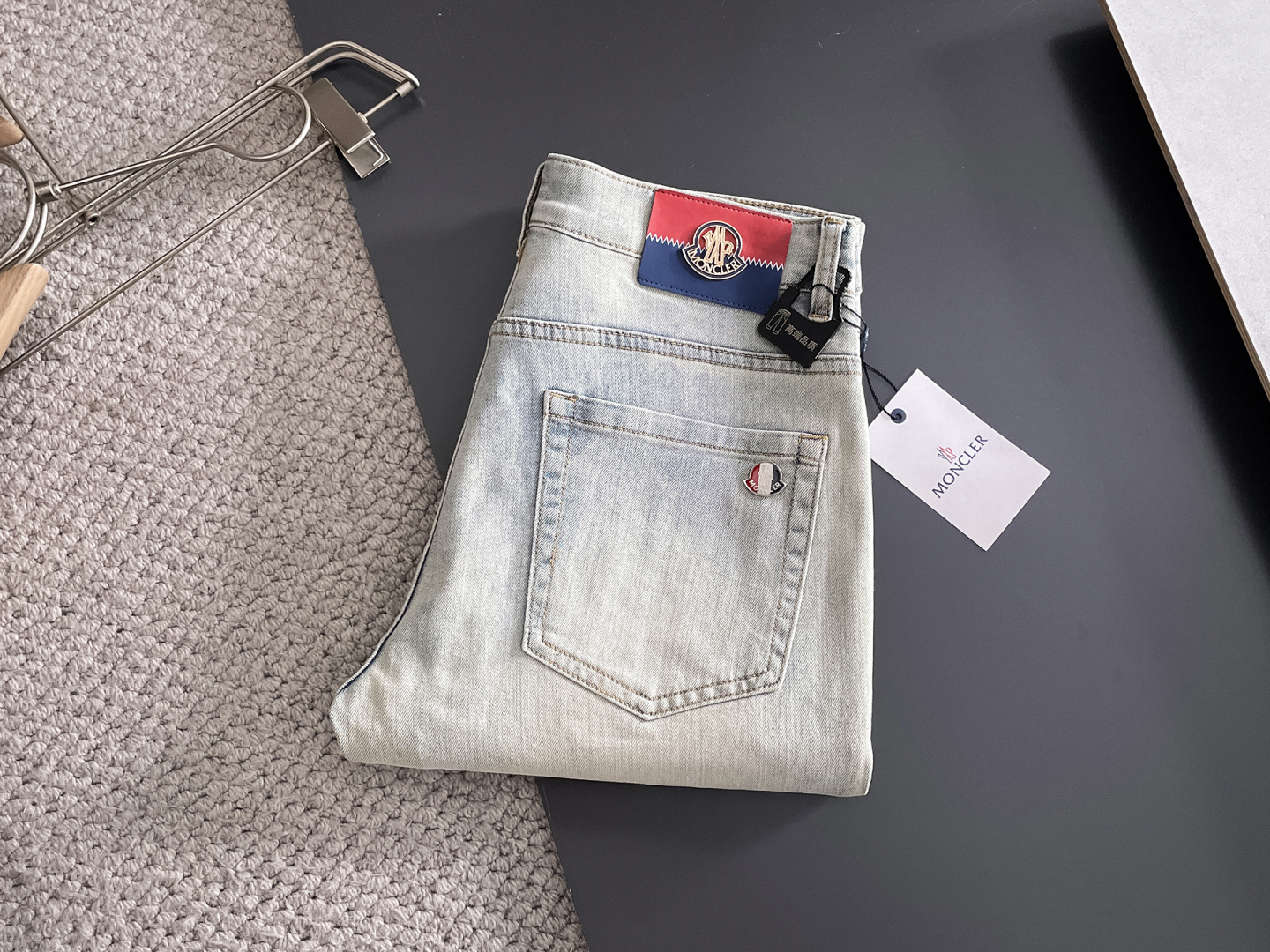 NO:625822,Men's denim jeans, official album and poster outfit!  High-grade imported denim raw color fabrics are supplied to customers, and the pure 13oz denim fabrics from Okayama, Japan are specially selected. Heavy-duty environmentally friendly plant enzyme washing process is used. The texture has a light retro color, which is quite beautiful and is very suitable for autumn and winter color matching. The fabric is soft and delicate after washing, but has strong bones and a slight stretch, providing an excellent comfortable experience. There is no damage from any technological elements throughout the body, retaining the purest tannin color!  The details throughout the body are perfect, exquisite and sophisticated. The latest leather label on the waist highlights the brand's characteristics. The hardware accessories, leather label and wiring all reflect the craftsmanship!  The silhouette is perfectly tailored and has excellent butt lift and slimming effect. It can be easily matched with any top in the wardrobe. It has wide compatibility and is suitable for various daily wear. The upper body is full of style. It is a must-have trousers for those who are obsessed with quality control and 1V!  Size 29-38 (not 35.37),,Moncler,jeans,alexander wang19860909蒙口 男士丹宁牛仔裤,官宣画册海报穿搭款！ 客供高级进口的丹宁原色面料,特选日本冈山纯正13oz 盎司牛仔布料,重磅环保植物酵素水洗工艺,肌理有着淡淡的复古色彩,相当漂亮,极符合秋冬的配色,面料经过水洗后柔软细腻,但筋骨感极强,且略带弹力,提供了绝佳的舒适体验,通身无任何工艺元素破坏,保留了最纯粹的丹宁本色！通身细节完美如斯,精湛且考究,最新的腰部皮标彰显了品牌特质,五金配件、皮标、走线无不体现出匠心工艺！版型剪裁完美,提臀修身效果绝佳,可轻松横扫衣橱任何的上装搭配,兼容性广泛,满足于日常各种穿搭,上身型款十足,于品质控及1V迷控者必入型裤装！ 尺码29—38（没35.37）,,Moncler,jeans,alexander wang,Men's clothing